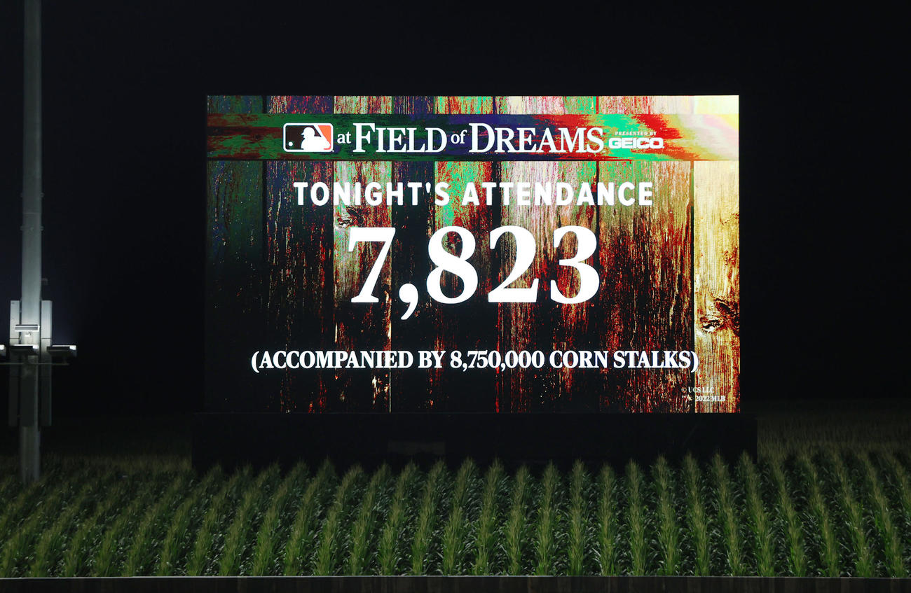 フィールド・オブ・ドリームス・ゲーム2022　レッズ－カブス戦は7823人のファンが来たことと、875万本のトウモロコシの茎が植えられたことが知らされた（撮影・狩俣裕三）
