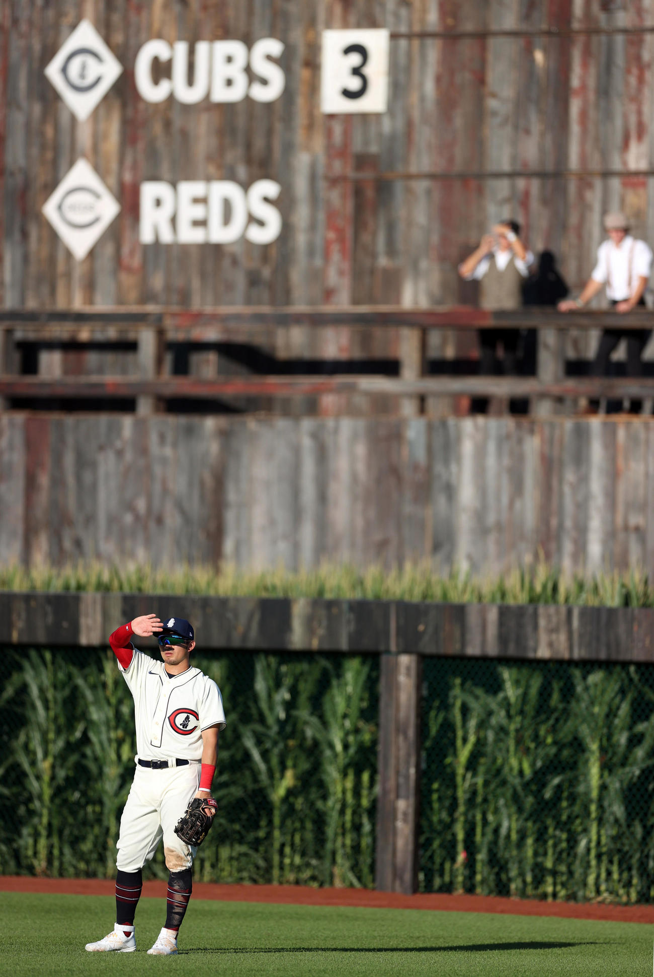 フィールド・オブ・ドリームス・ゲーム2022　レッズ対カブス　1回裏、強く日が差し、手で顔をおおう鈴木（撮影・狩俣裕三）