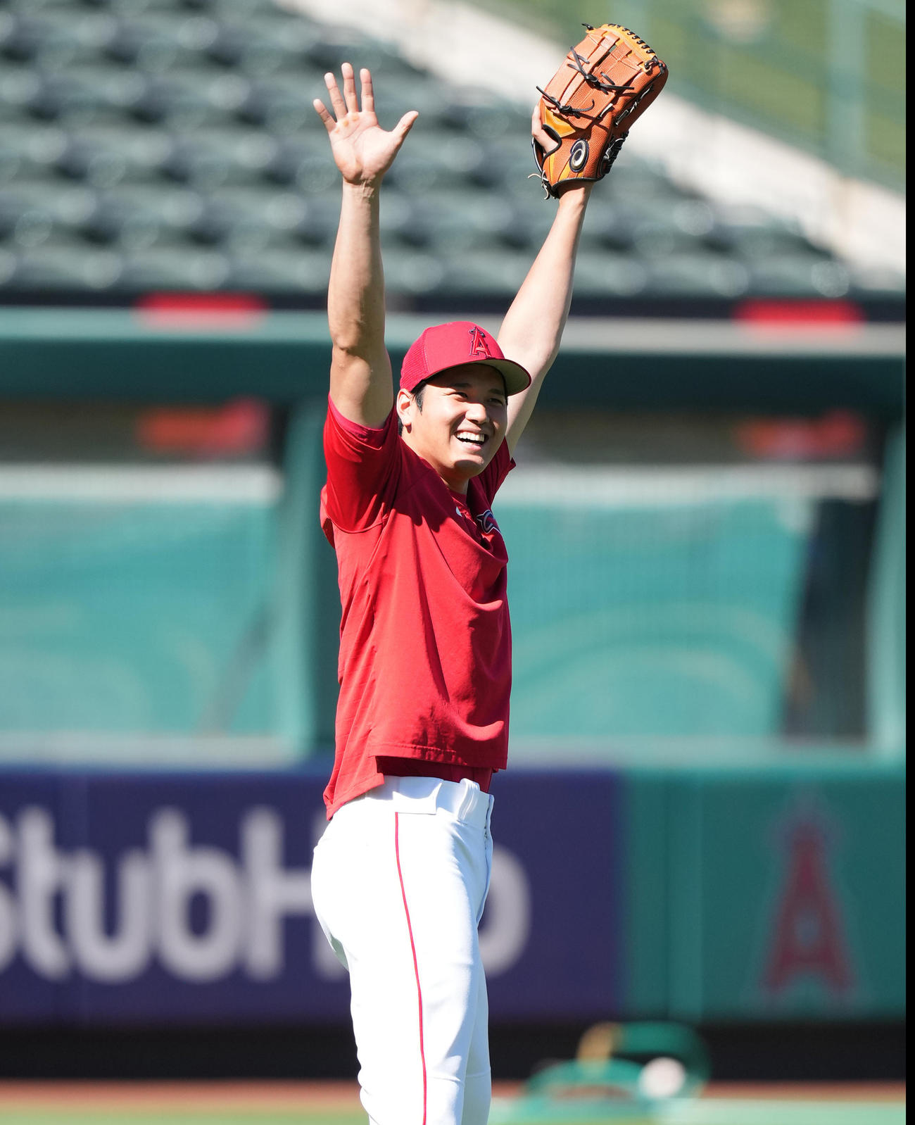 エンゼルス対ツインズ　試合前の練習中にボールが近くに落ち、笑顔を見せるエンゼルス大谷（撮影・菅敏）