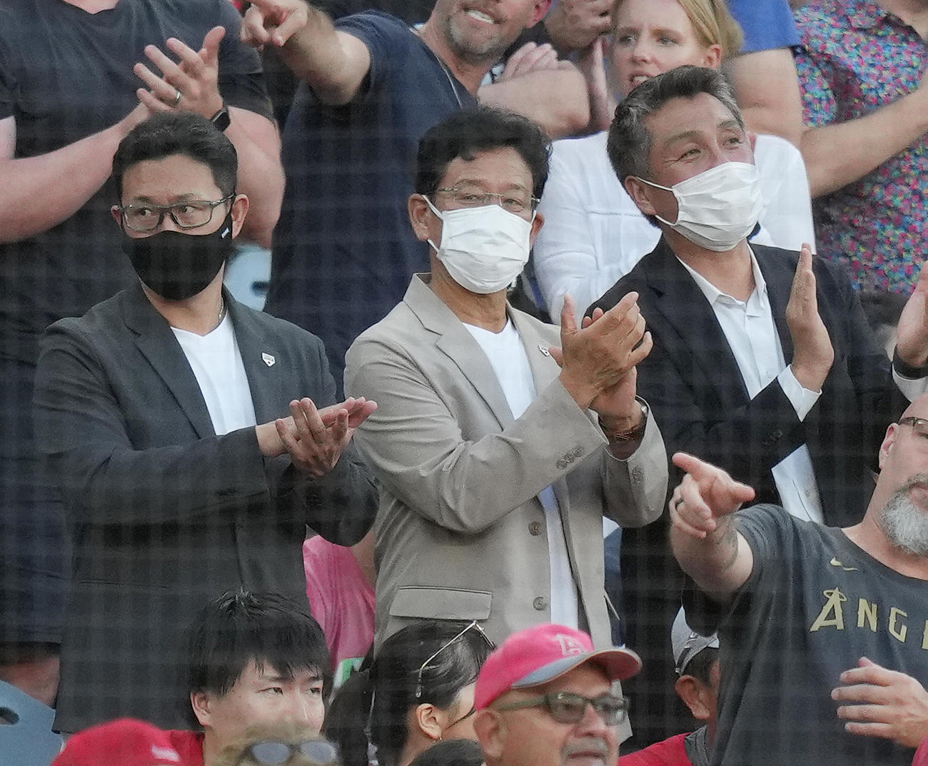 エンゼルスタジアムを訪れ、選手たちに拍手を送る侍ジャパン栗山監督（中央）（撮影・菅敏）