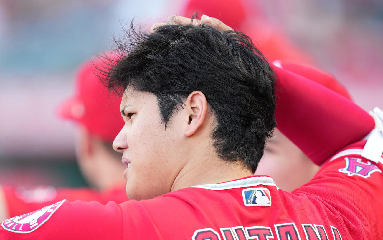 エンゼルス対ツインズ　ベンチで厳しい表情を見せるエンゼルス大谷（撮影・菅敏）