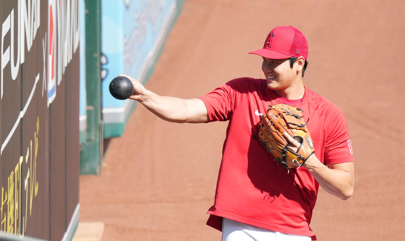 エンゼルス対ツインズ　試合前、笑顔で練習をするエンゼルス大谷（撮影・菅敏）