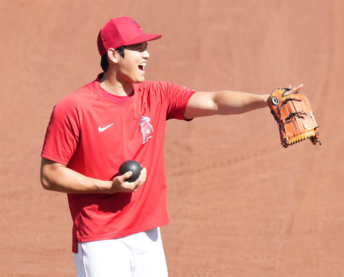 エンゼルス対ツインズ 試合前、笑顔で練習をするエンゼルス大谷(撮影・菅敏)