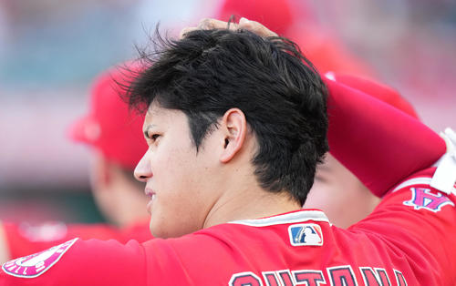 エンゼルス対ツインズ ベンチで厳しい表情を見せるエンゼルス大谷(撮影・菅敏)