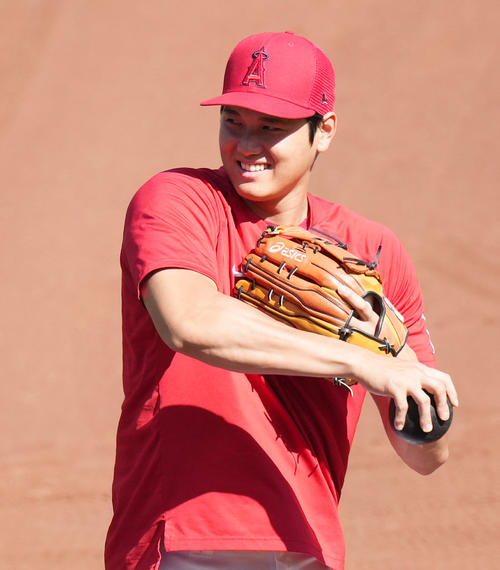 エンゼルス対ツインズ 試合前、笑顔で練習をするエンゼルス大谷(撮影・菅敏)