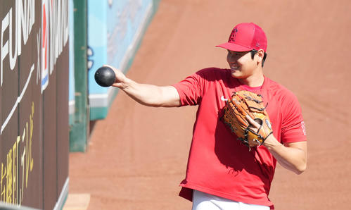 エンゼルス対ツインズ 試合前、笑顔で練習をするエンゼルス大谷(撮影・菅敏)