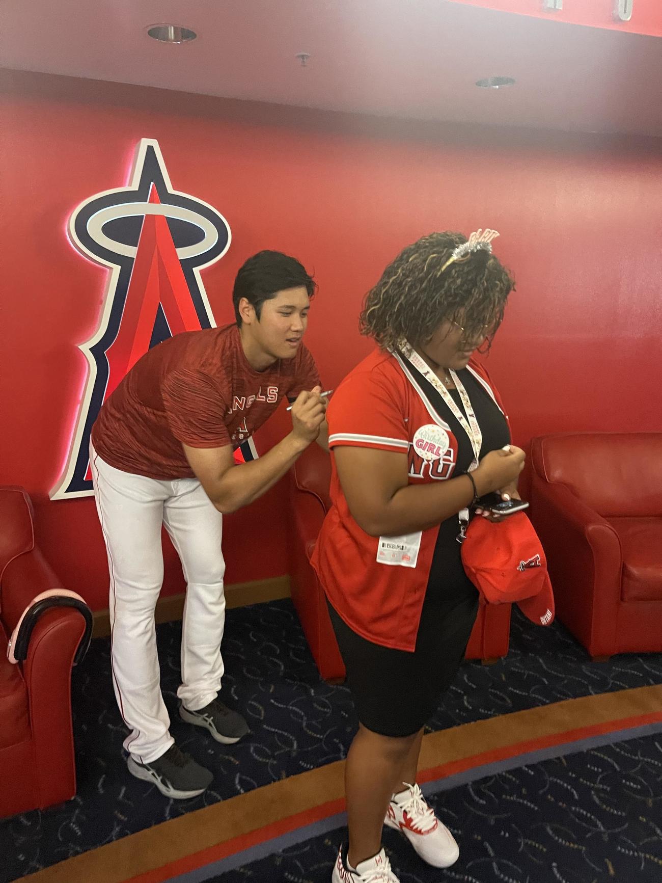 試合前にツインズ・コレアの妹レイバイサンドさんのユニフォームにサインするエンゼルス大谷（ツインズ提供）