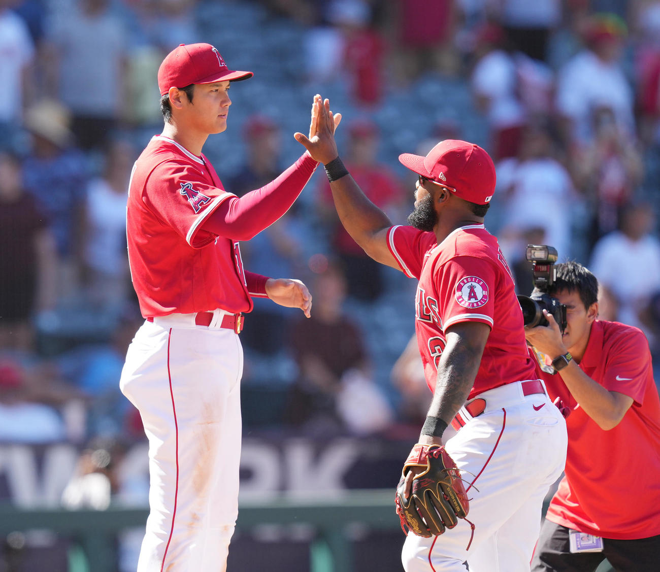 ツインズに勝利し、ナインを迎えるエンゼルス大谷（左）（撮影・菅敏）