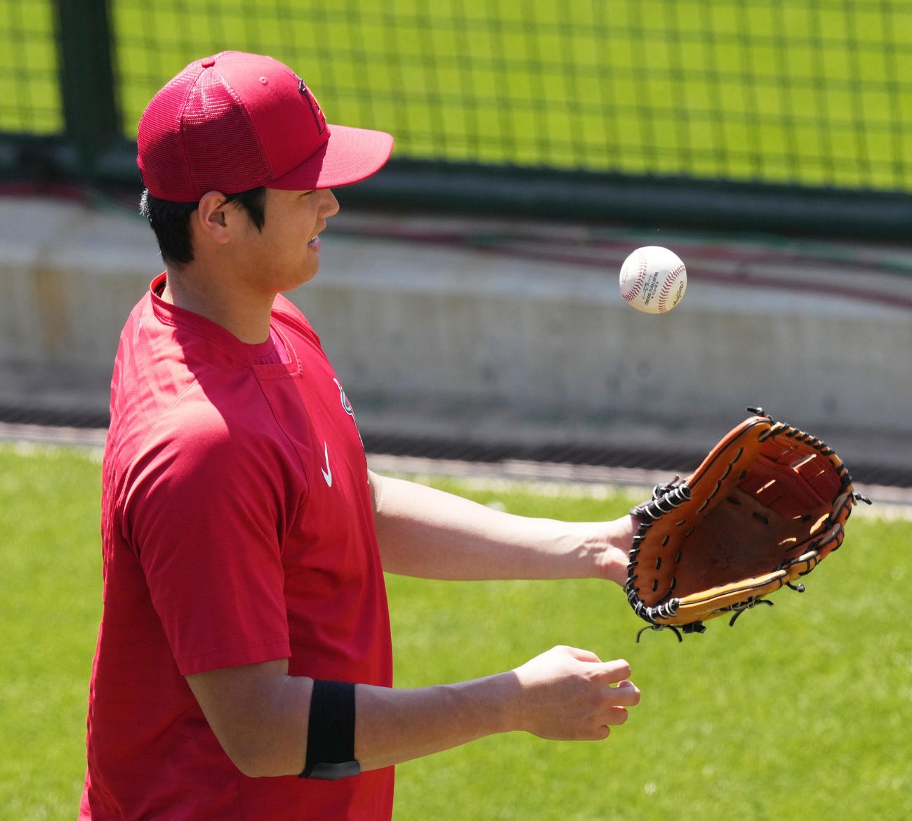 エンゼルス対ツインズ　試合前、ブルペンで投球練習をするエンゼルス大谷は、投げ上げたボールを見つめる（撮影・菅敏）