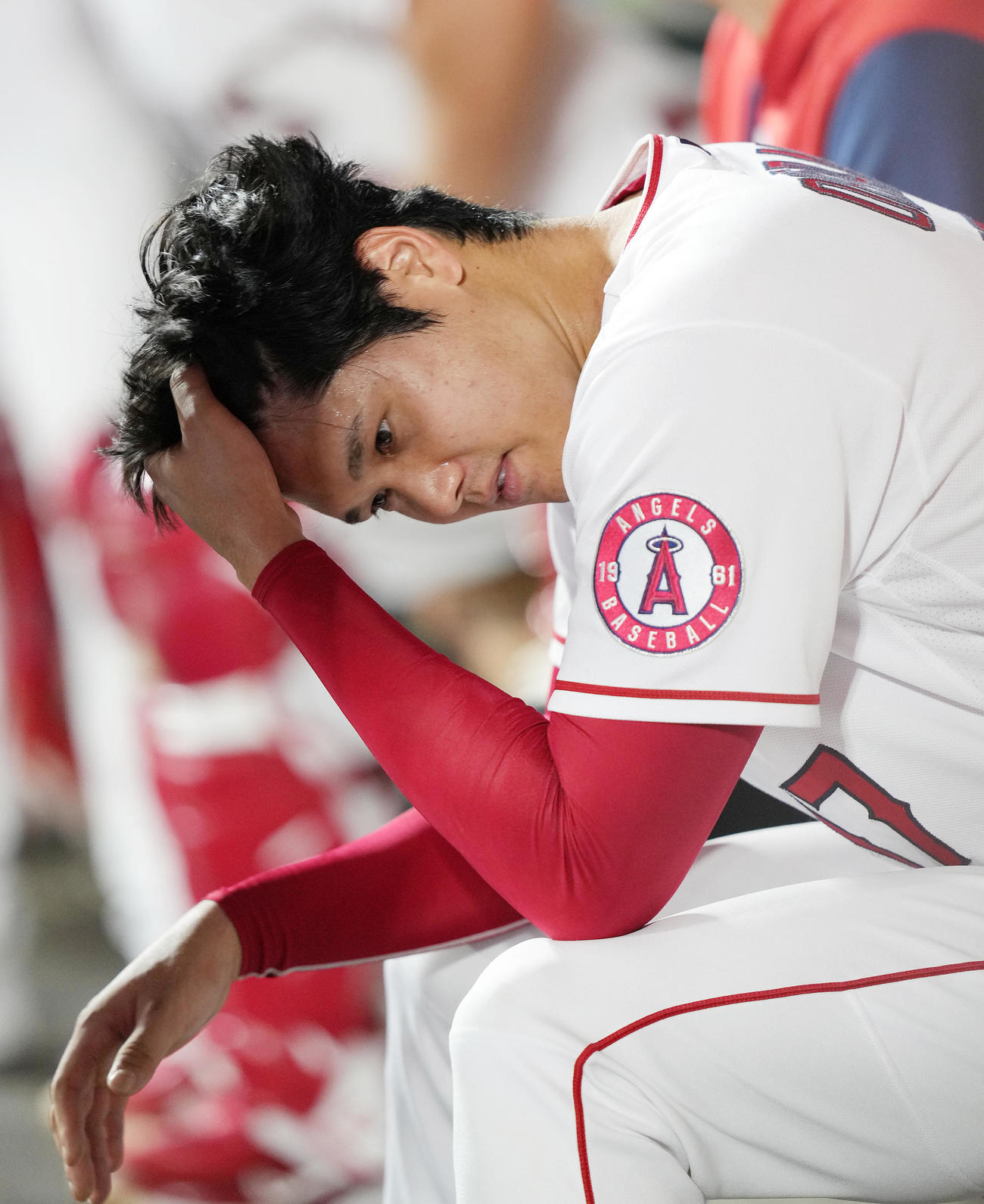 エンゼルス対マリナーズ　6回を投げ終え7安打2失点でマウンドを降りたエンゼルス大谷は、ベンチで浮かない表情を見せる（撮影・菅敏）