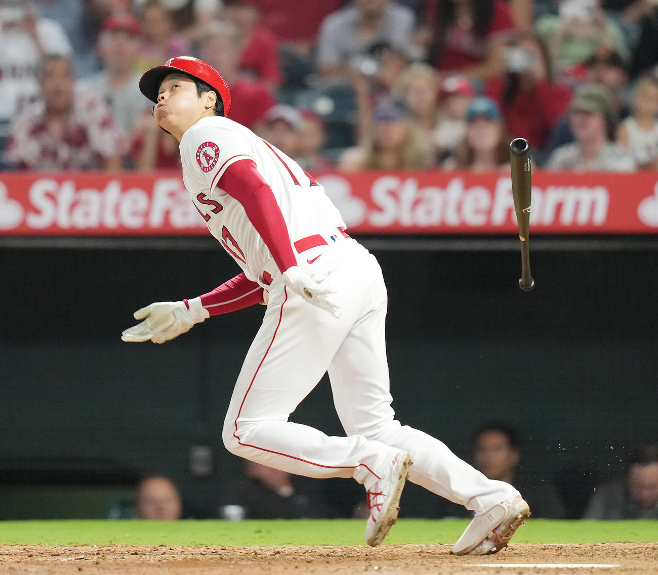 エンゼルス対マリナーズ　8回裏エンゼルス無死、捕前内野安打を放つ大谷（撮影・菅敏）