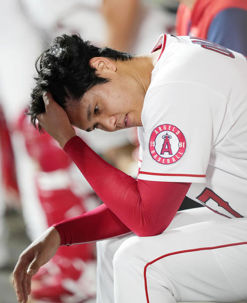 エンゼルス対マリナーズ　6回を投げ終え7安打2失点でマウンドを降りたエンゼルス大谷は、ベンチで浮かない表情を見せる（撮影・菅敏）