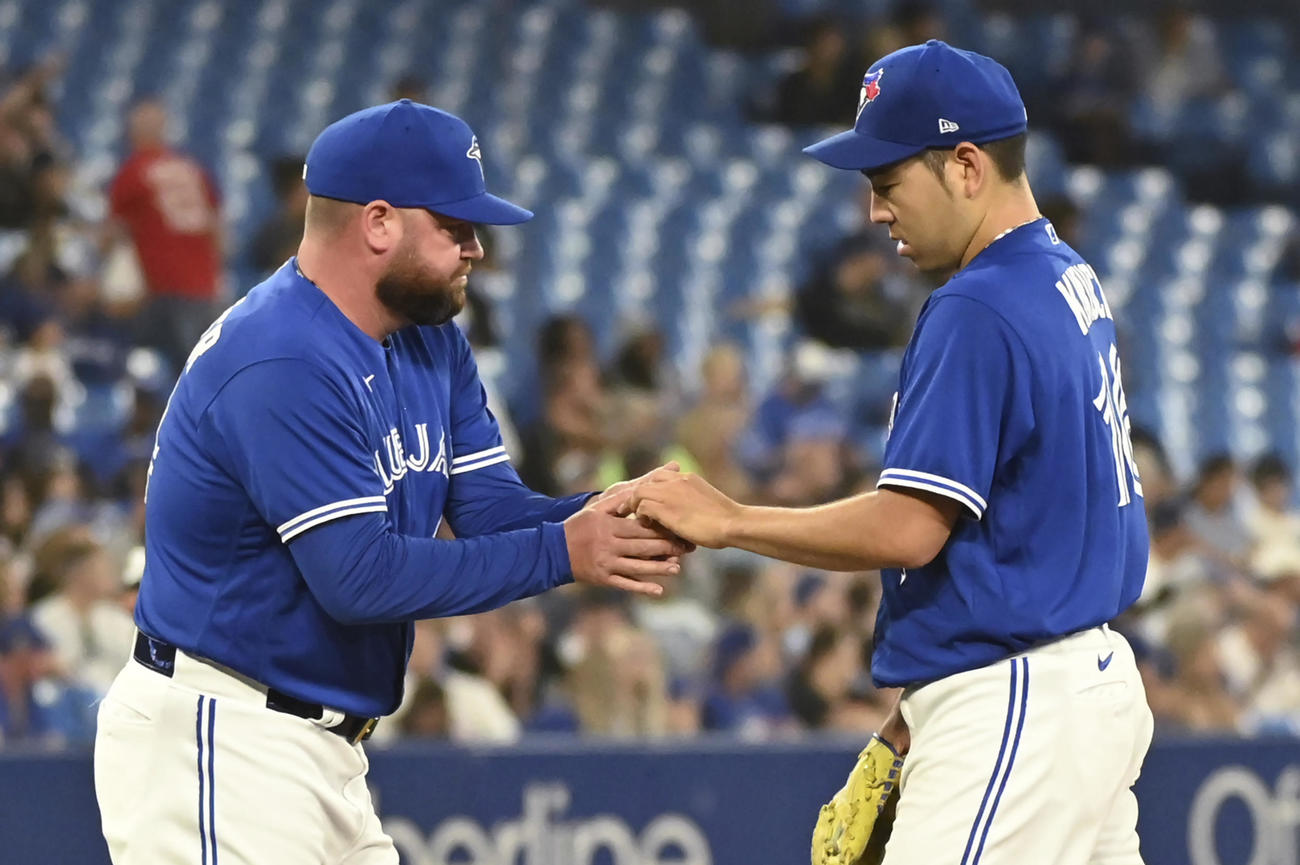 オリオールズ戦、3回1／3を6失点で降板する菊池（右）（AP）