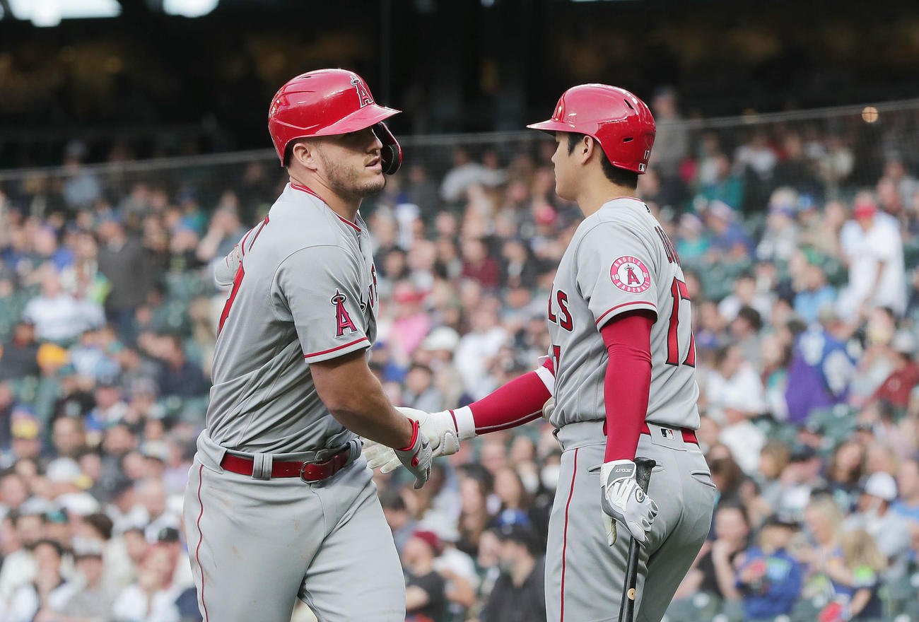 エンゼルス　大谷翔平（右）とタッチ交わすマイク・トラウト（2022年6月16日）