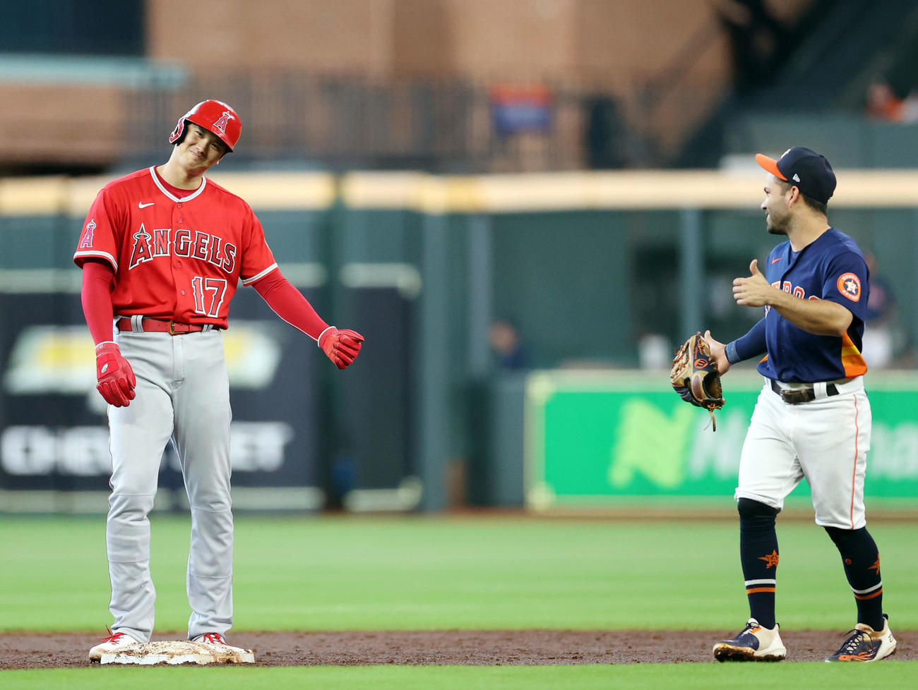 笑顔の大谷翔平（左）と言葉を交わすアルテューベ（2022年7月3日撮影）