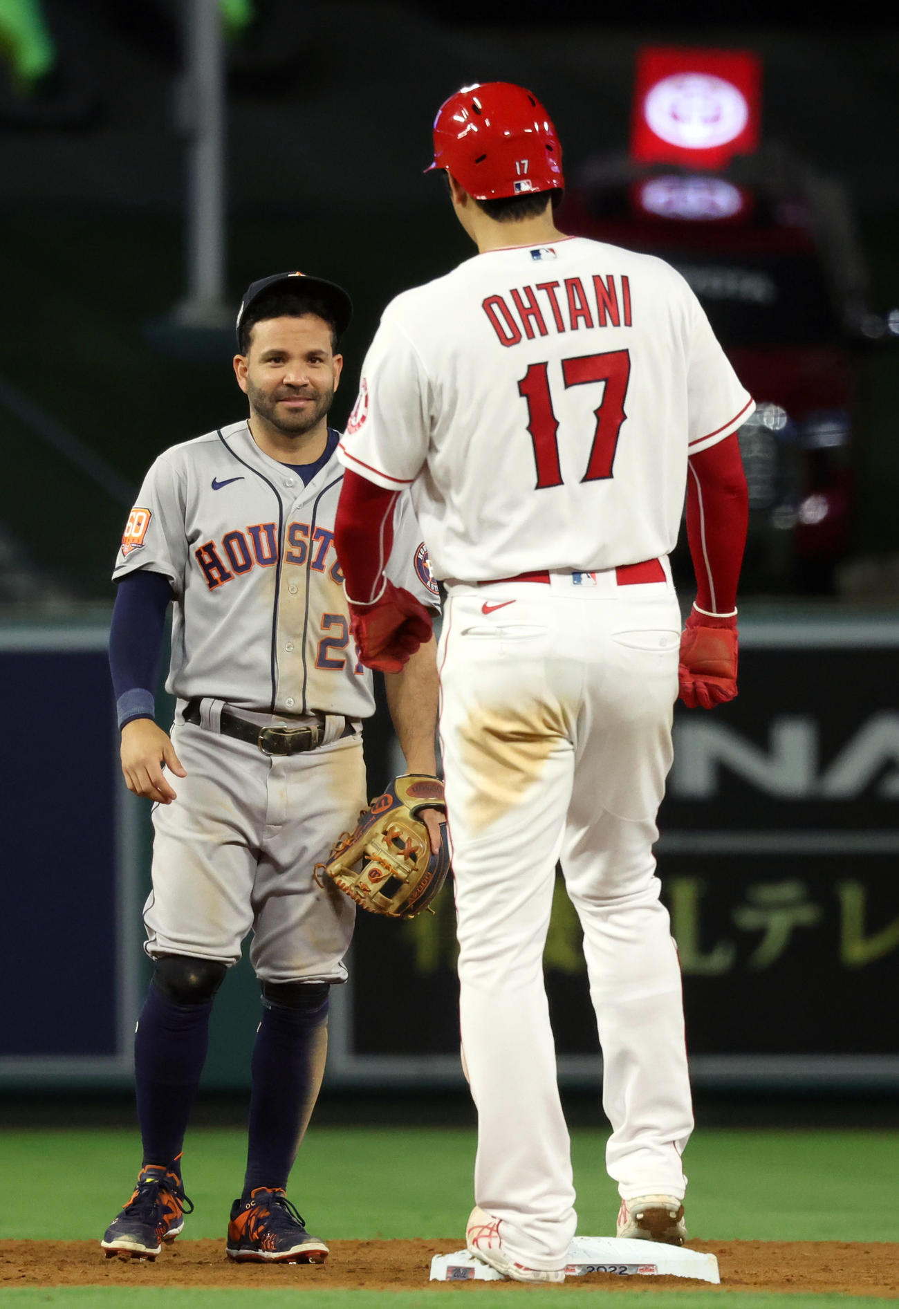 大谷翔平（右）に笑顔を向けるホセ・アルテューベ（2022年7月13日撮影）