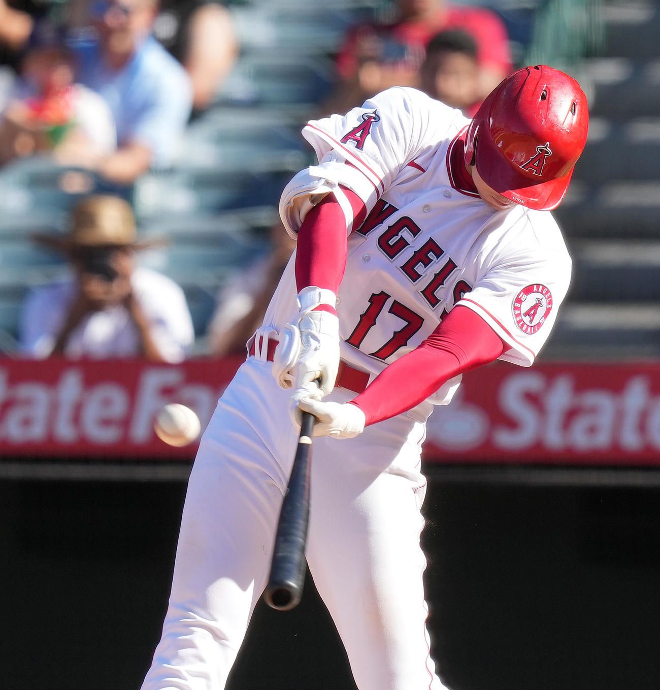 エンゼルス対マリナーズ　9回裏エンゼルス1死一塁、左中間に27号2点本塁打を放つ大谷（撮影・菅敏）