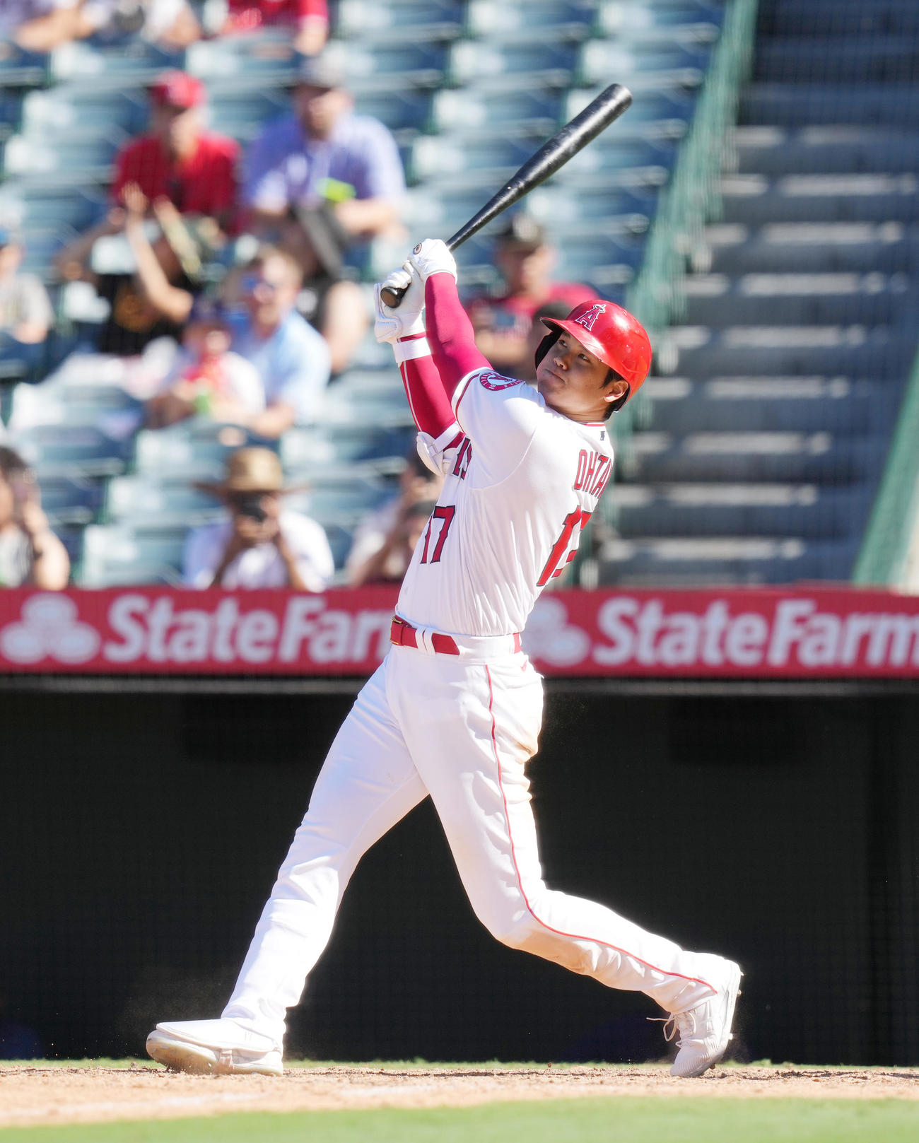 エンゼルス対マリナーズ　9回裏エンゼルス1死一塁、左中間に27号2点本塁打を放つ大谷（撮影・菅敏）