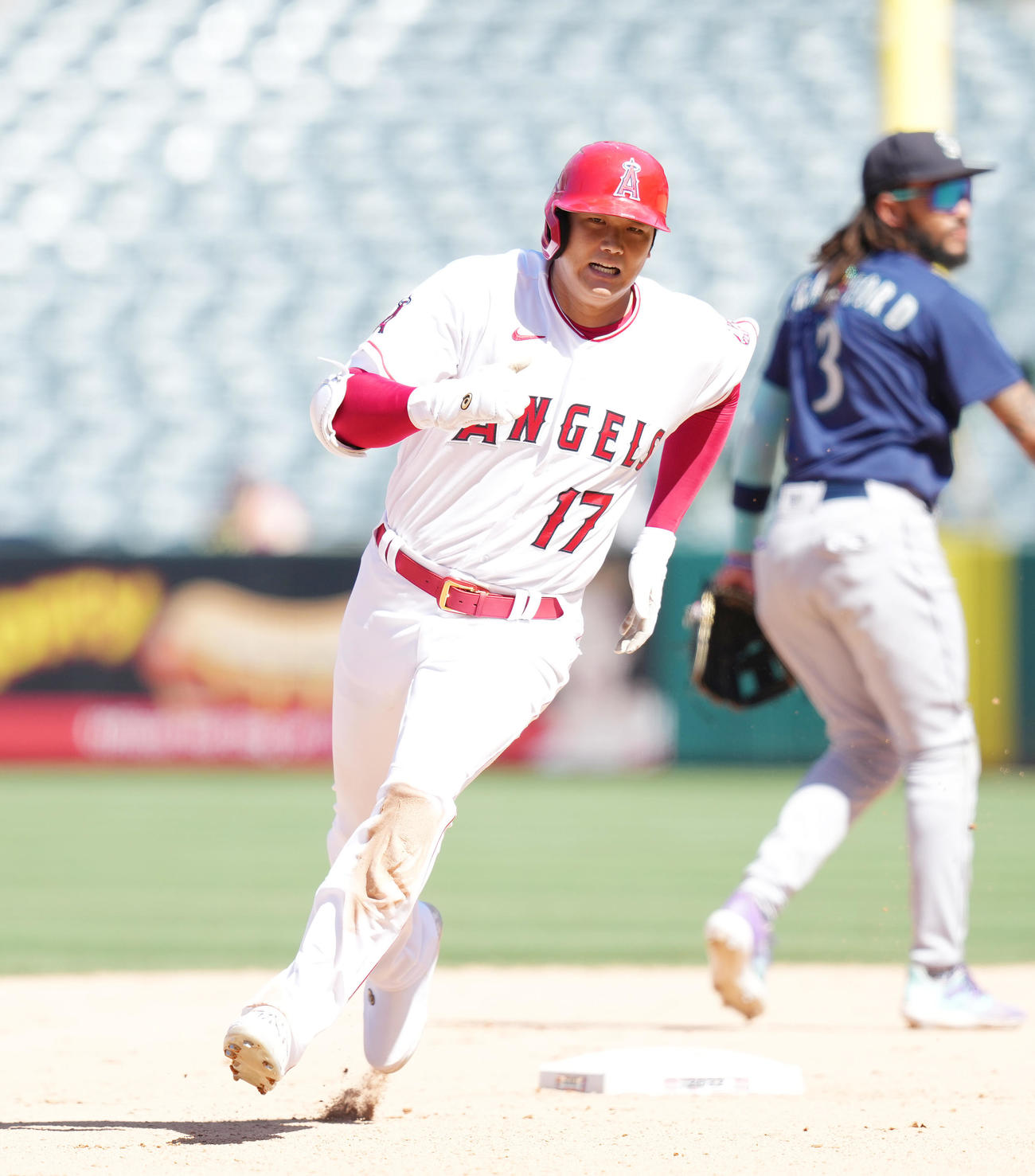 エンゼルス対マリナーズ　7回裏エンゼルス無死一塁、右翼線に適時三塁打を放ち、二塁を駆け回る大谷（撮影・菅敏）
