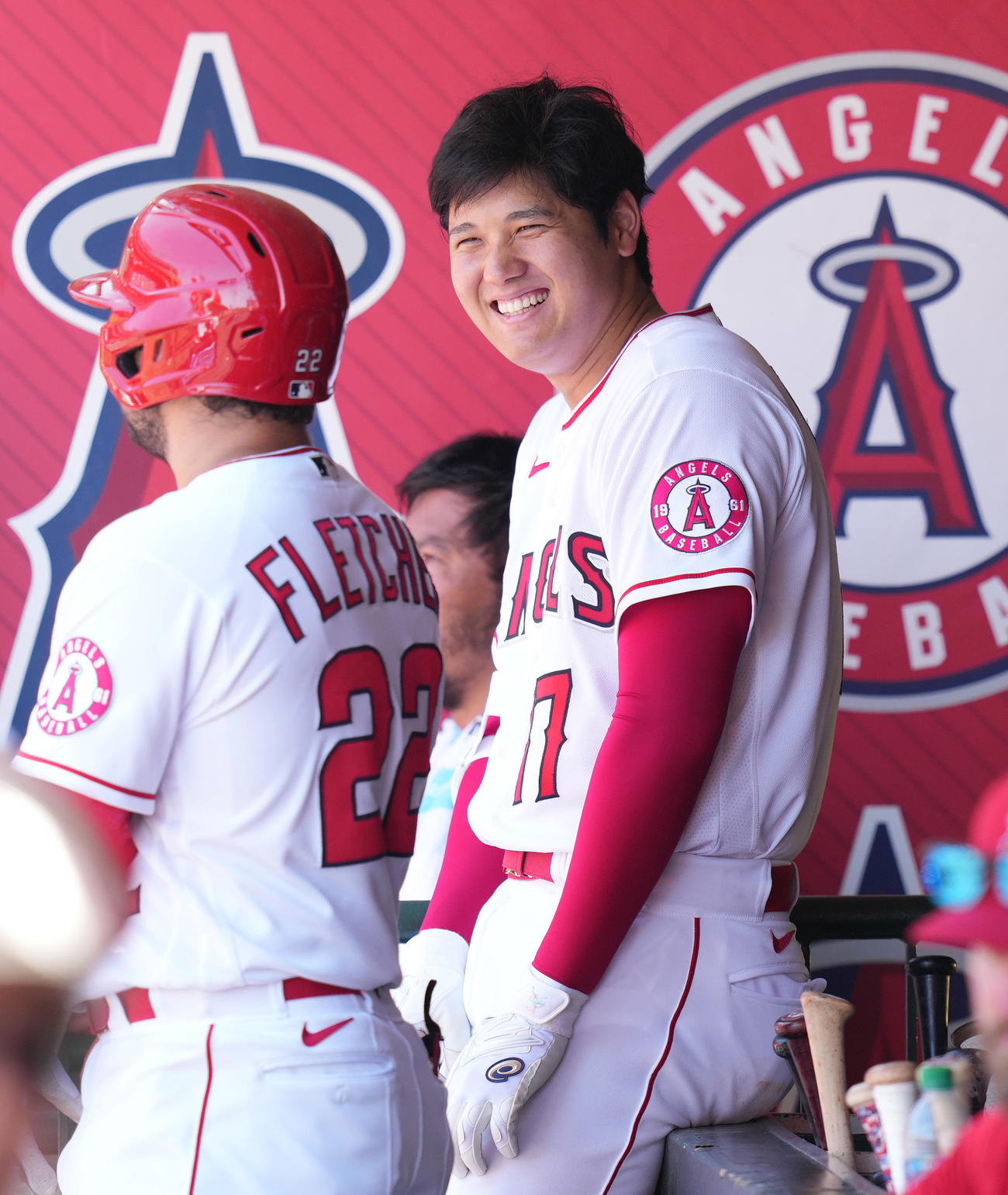 エンゼルス対マリナーズ　ベンチでフレッチャー（左）と談笑する大谷（撮影・菅敏）