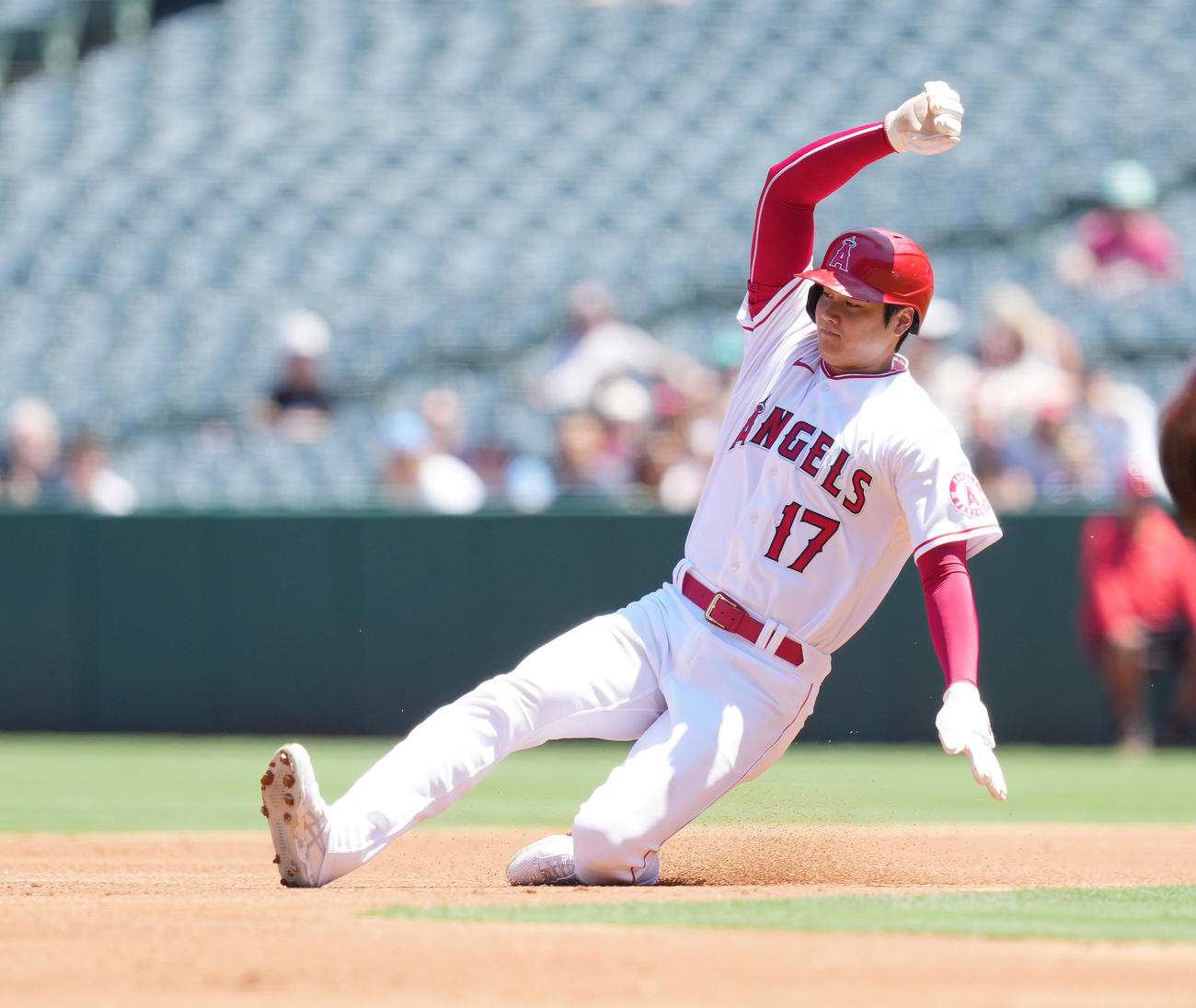 エンゼルス対マリナーズ　1回裏エンゼルス11死一塁、打者レンヒーフォの二ゴロの間に二塁に進む一塁走者大谷（撮影・菅敏）