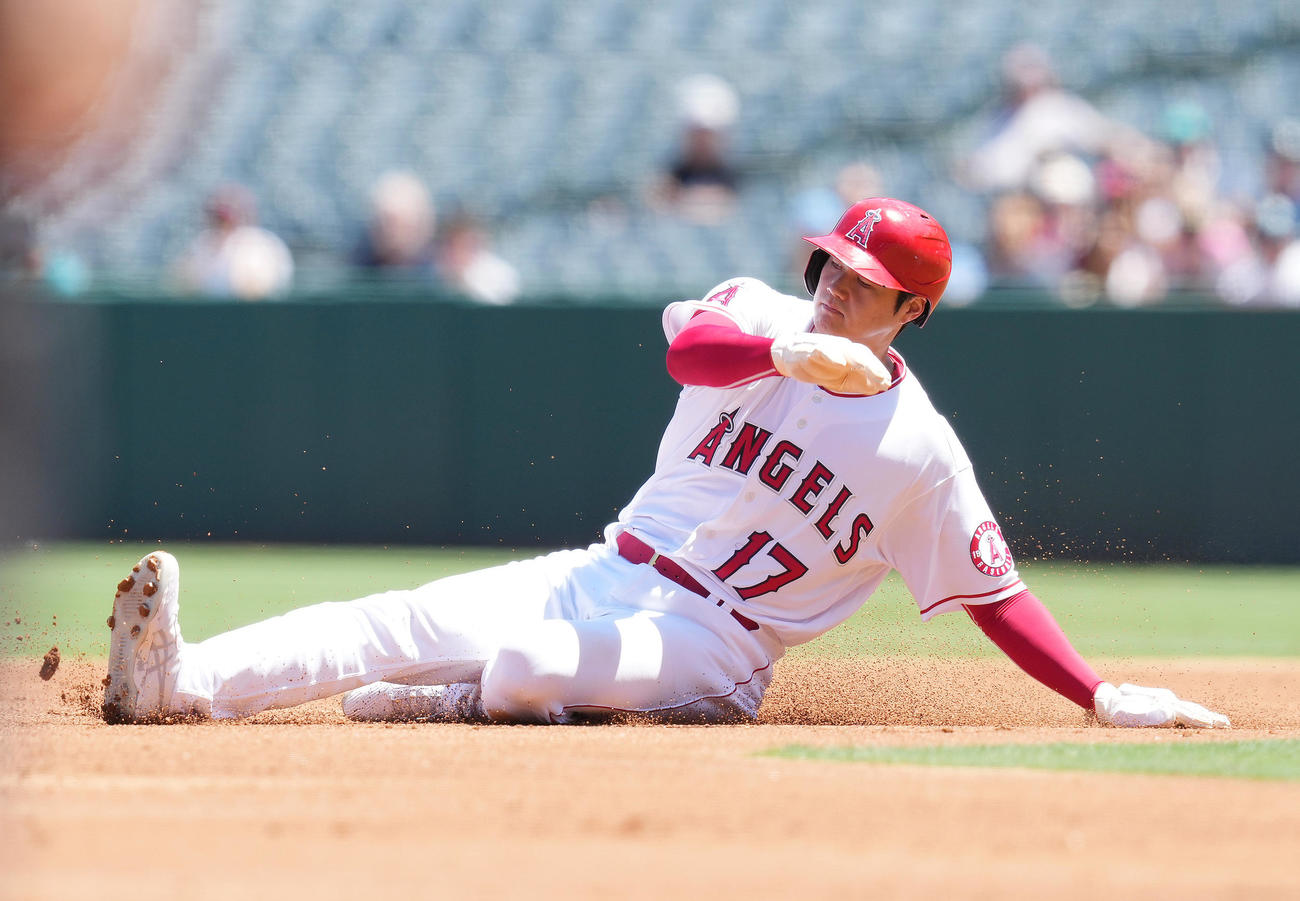 エンゼルス対マリナーズ　1回裏エンゼルス11死一塁、打者レンヒーフォの二ゴロの間に二塁に進む一塁走者大谷（撮影・菅敏）