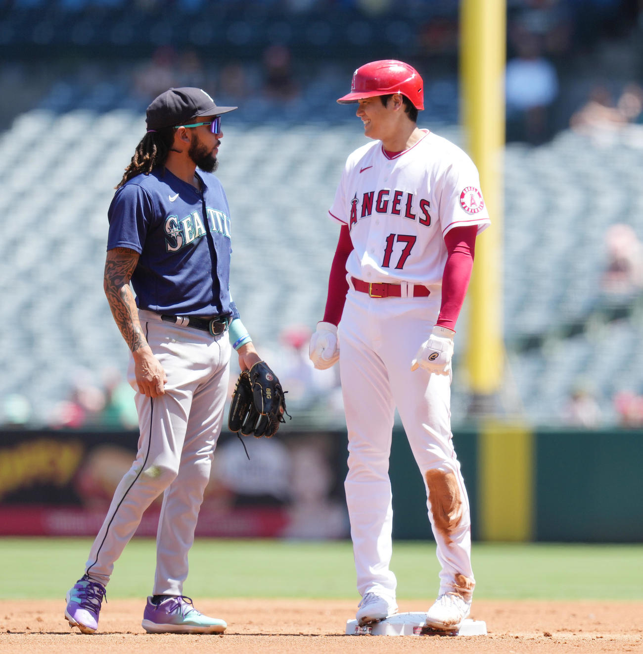 エンゼルス対マリナーズ　1回裏エンゼルス11死一塁、打者レンヒーフォの二ゴロの間に二塁に進み、クロフォード（左）と談笑する一塁走者大谷（撮影・菅敏）