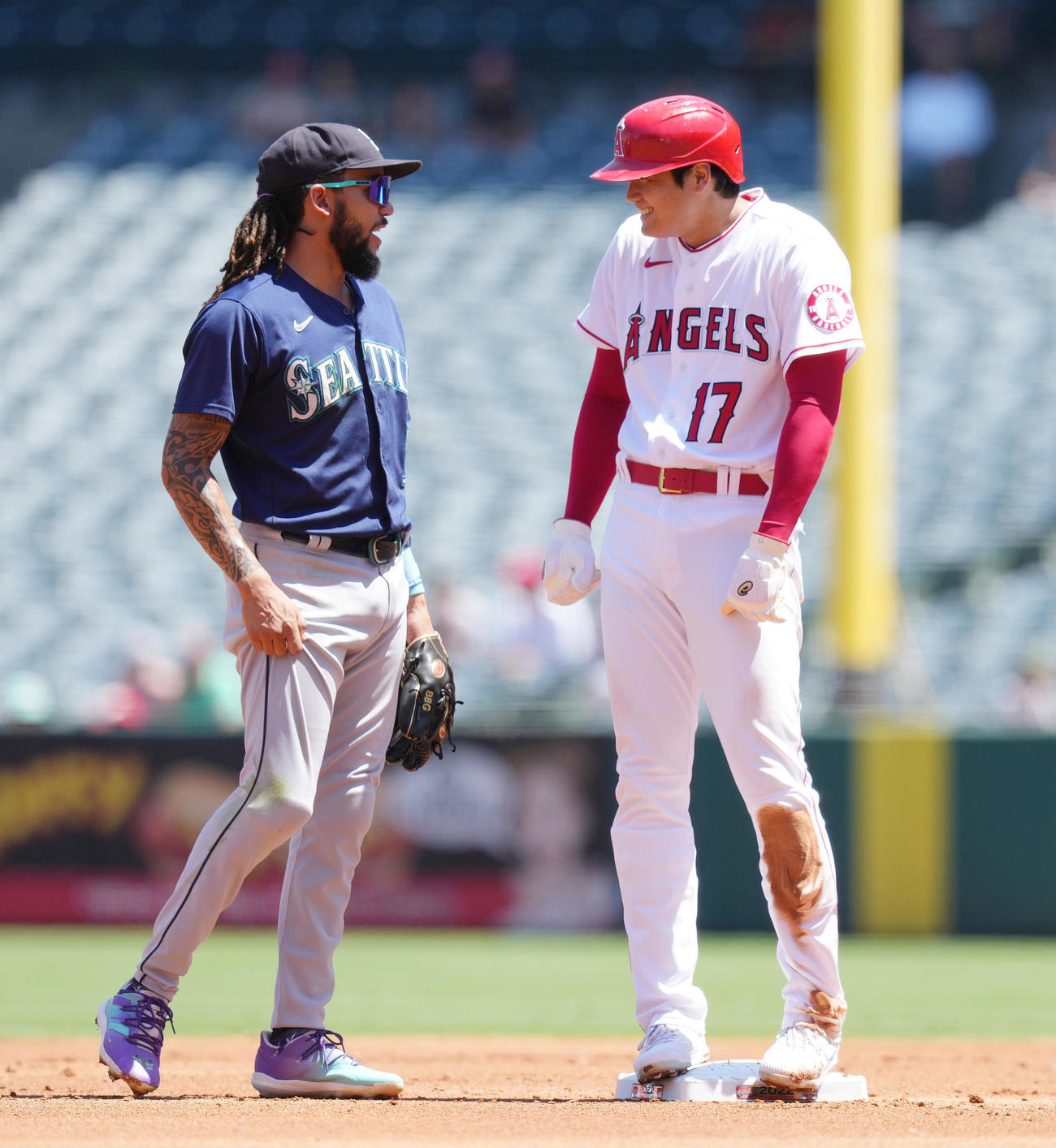 エンゼルス対マリナーズ　1回裏エンゼルス11死一塁、打者レンヒーフォの二ゴロの間に二塁に進み、クロフォード（左）と談笑する一塁走者大谷（撮影・菅敏）