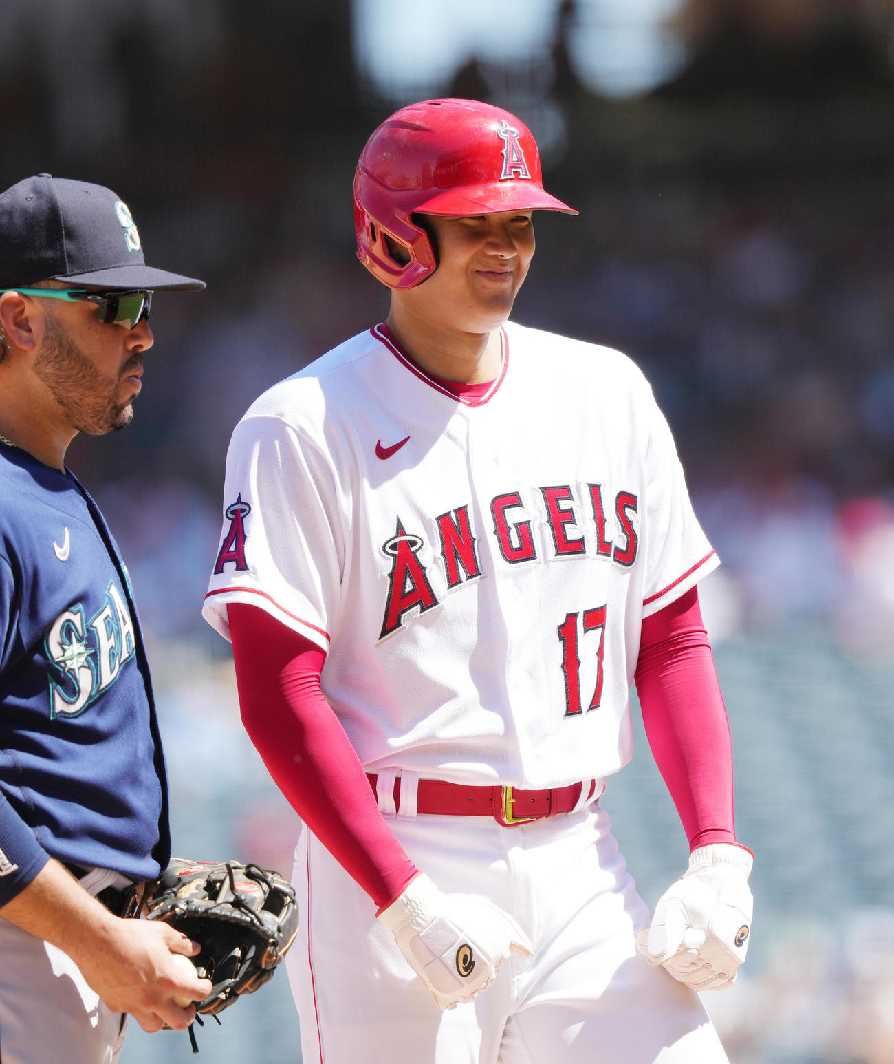 エンゼルス対マリナーズ　5回裏エンゼルス2死一、二塁、打者レンヒーフォの適時二塁打で一塁から三塁に進み、笑顔を見せる大谷（右）（撮影・菅敏）