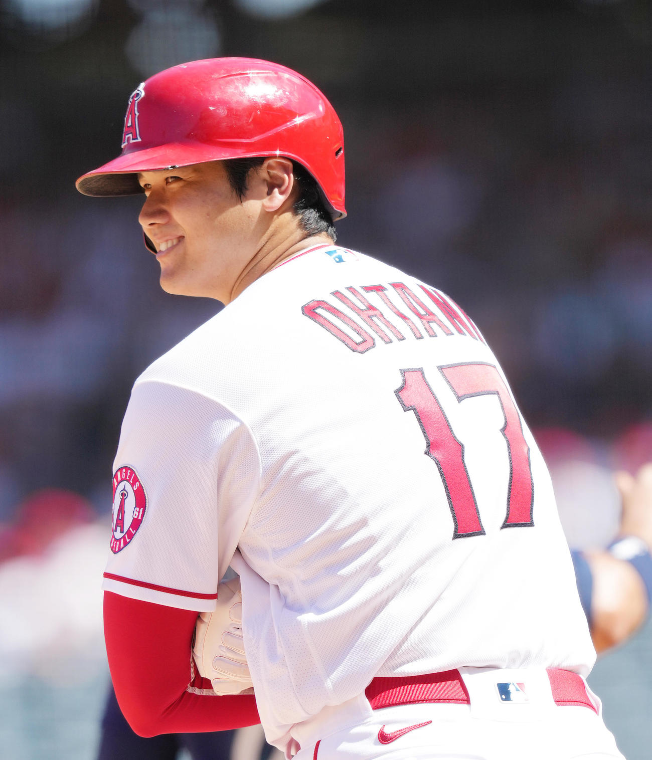 エンゼルス対マリナーズ　5回裏エンゼルス2死一、二塁、打者レンヒーフォの適時二塁打で一塁から三塁に進み、笑顔を見せる大谷（右）（撮影・菅敏）