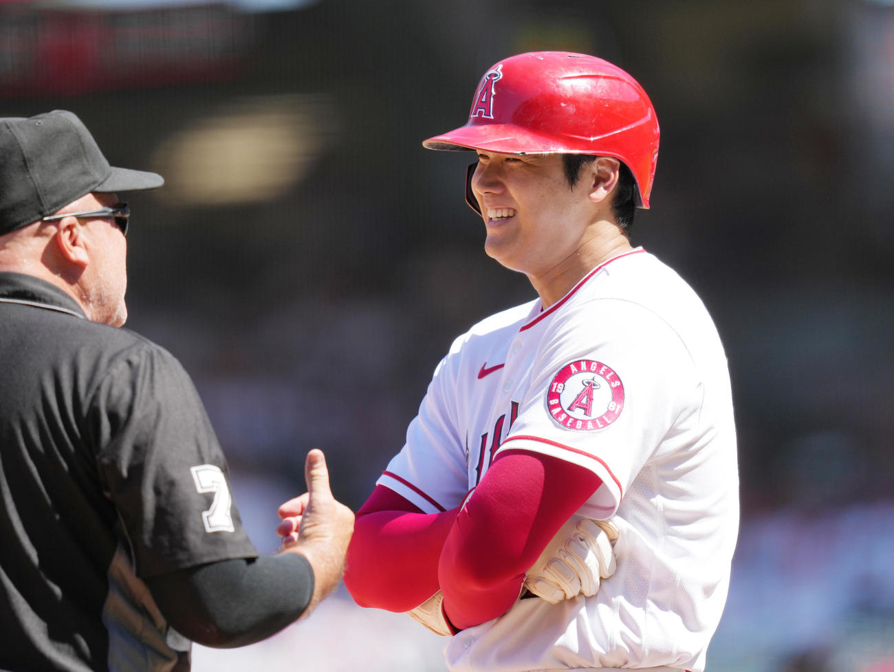 エンゼルス対マリナーズ　5回裏エンゼルス2死一、二塁、打者ルイス・レンヒーフォの適時二塁打で一塁から三塁に進み、審判と談笑する大谷（撮影・菅敏）