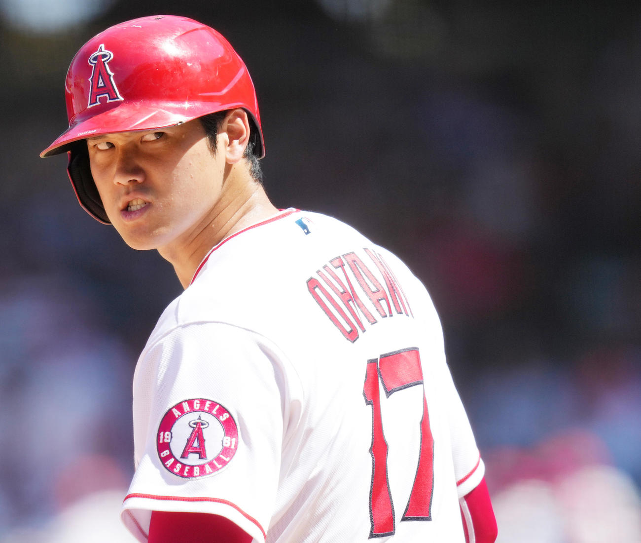 エンゼルス対マリナーズ　5回裏エンゼルス2死一、二塁、打者レンヒーフォの適時二塁打で一塁から三塁に進み、気合の入った表情を見せる大谷（撮影・菅敏）