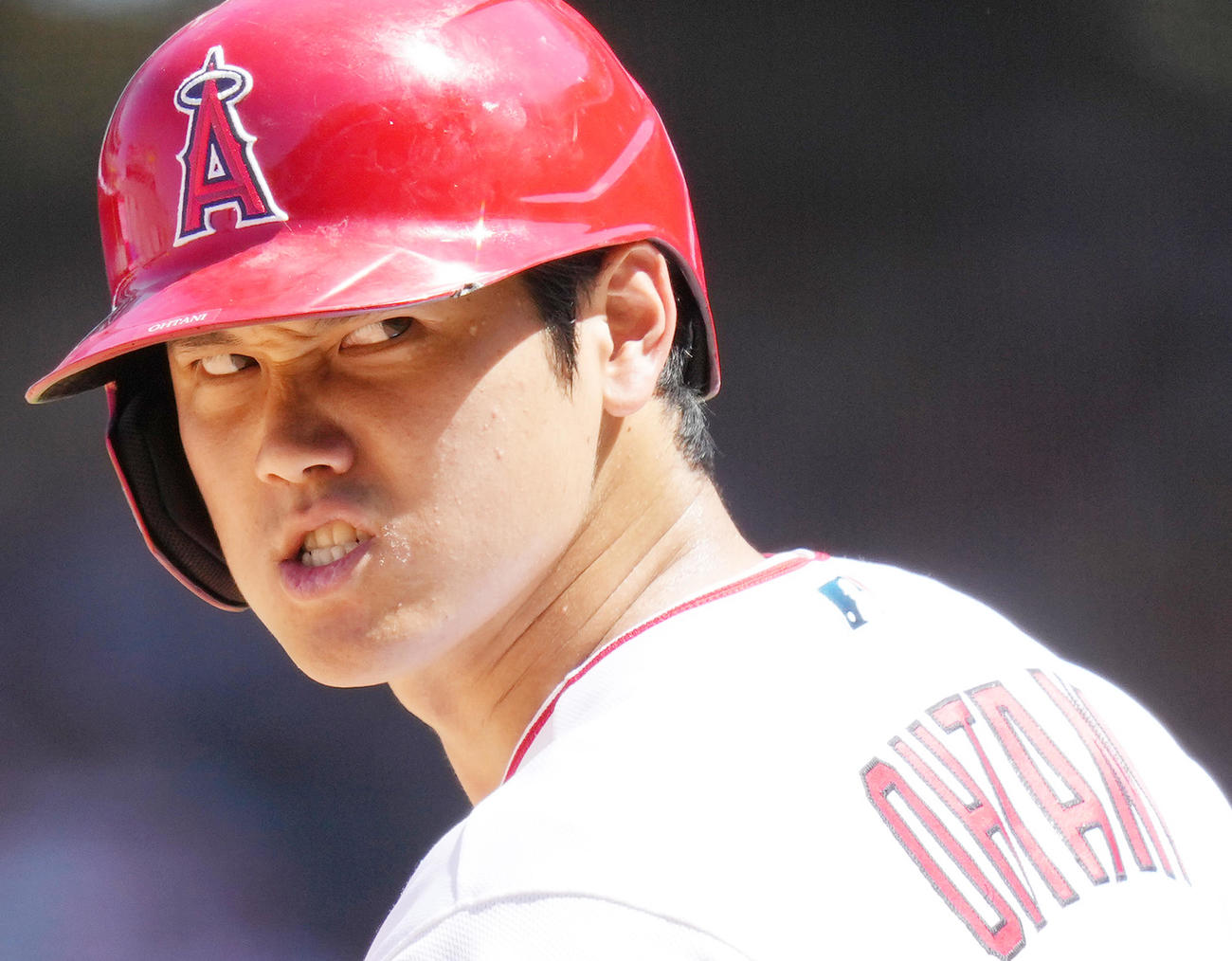 エンゼルス対マリナーズ　5回裏エンゼルス2死一、二塁、打者レンヒーフォの適時二塁打で一塁から三塁に進み、気合の入った表情を見せる大谷（撮影・菅敏）