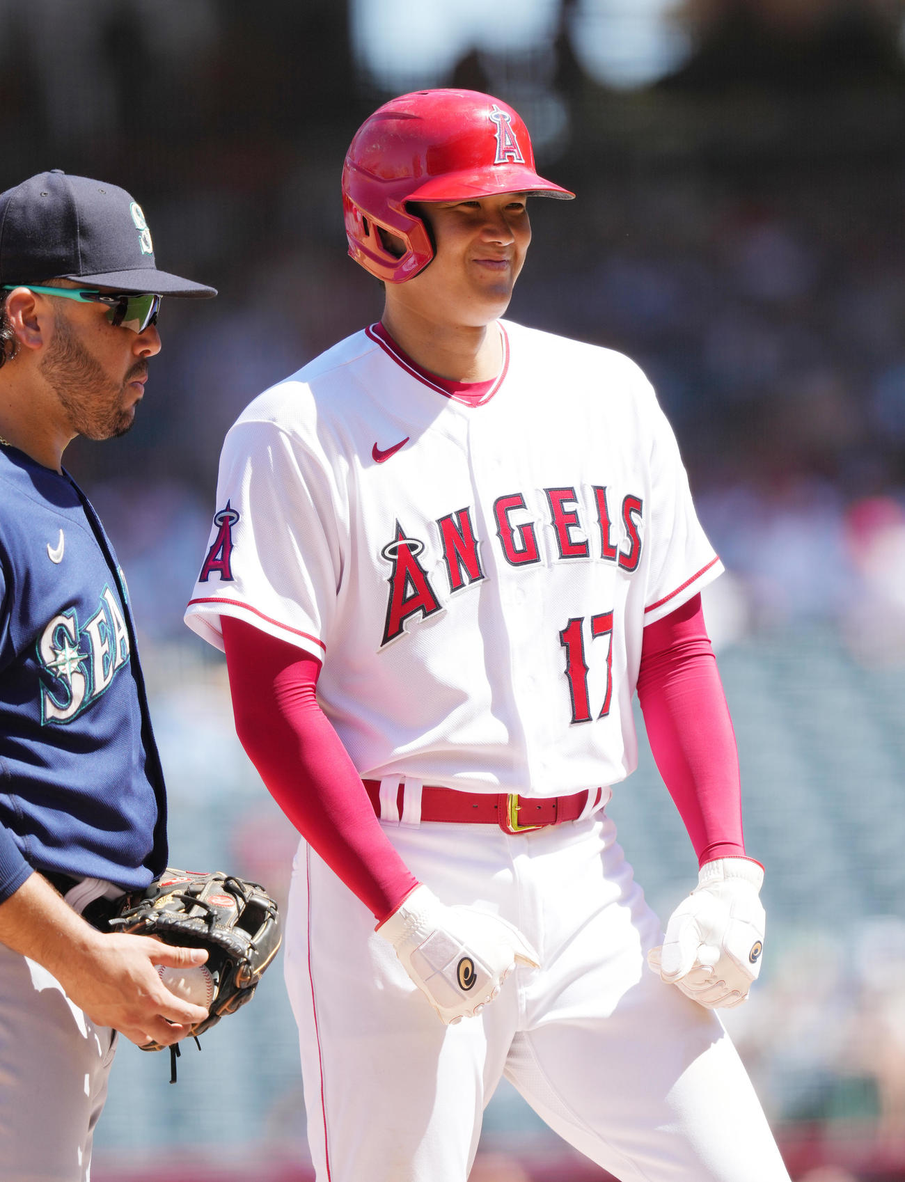 エンゼルス対マリナーズ　5回裏エンゼルス2死一、二塁、打者レンヒーフォの適時二塁打で一塁から三塁に進み、笑顔を見せる大谷（右）（撮影・菅敏）