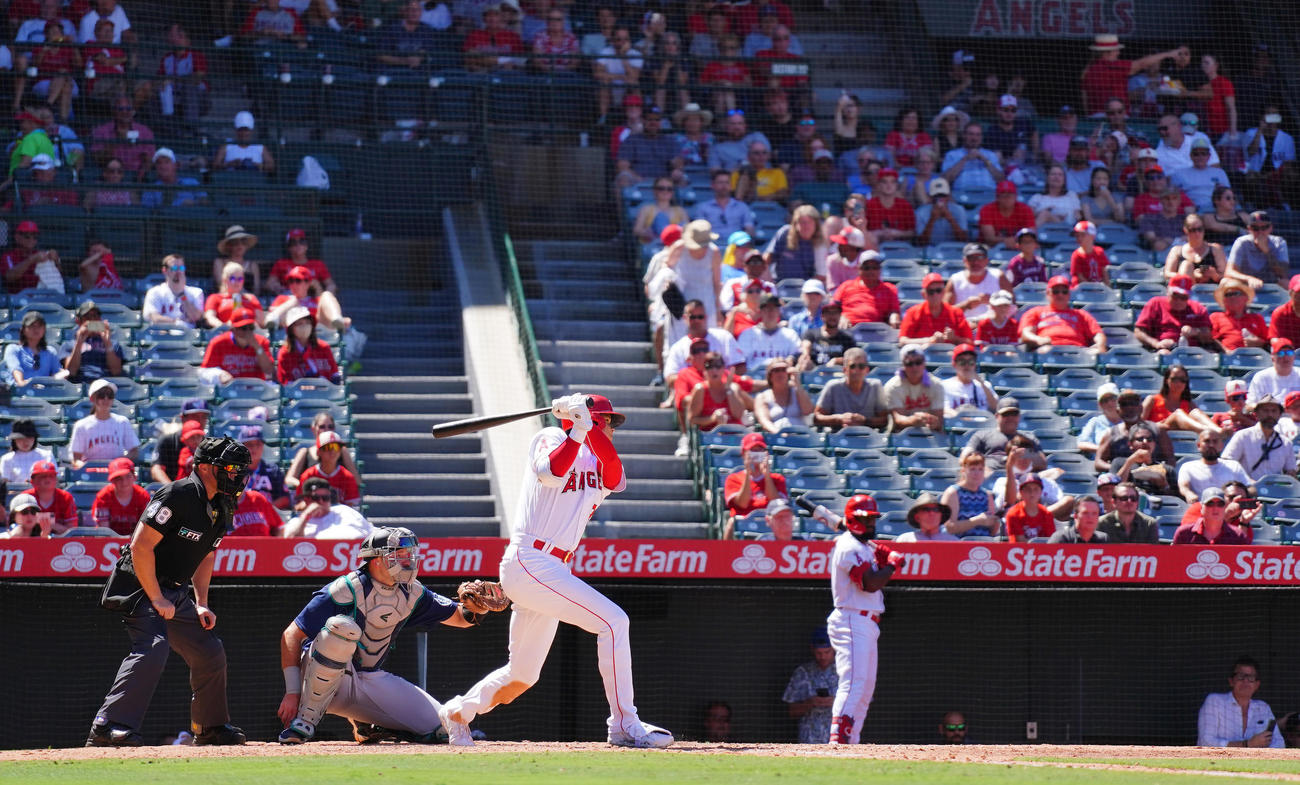 エンゼルス対マリナーズ　5回裏エンゼルス2死一、二塁、中適時打を放つ大谷（撮影・菅敏）