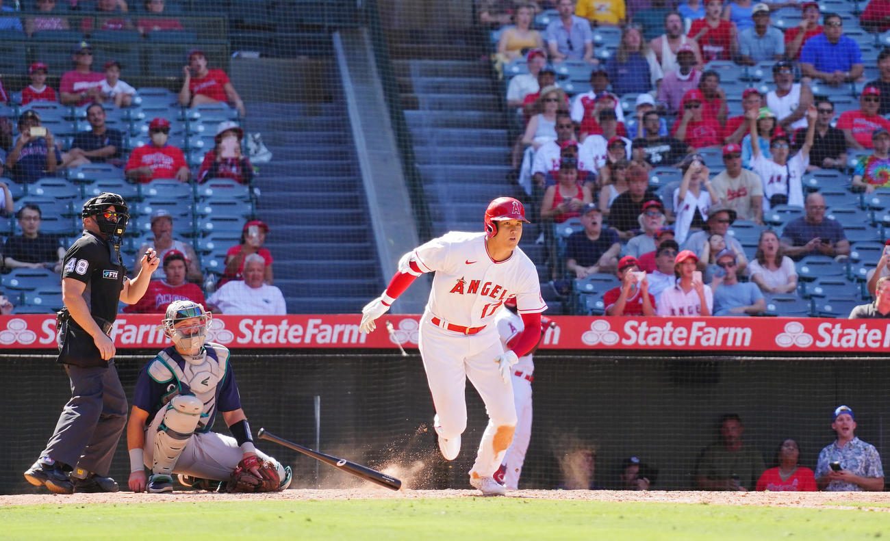 エンゼルス対マリナーズ　7回裏エンゼルス無死一塁、右翼線に適時三塁打を放つ大谷（撮影・菅敏）