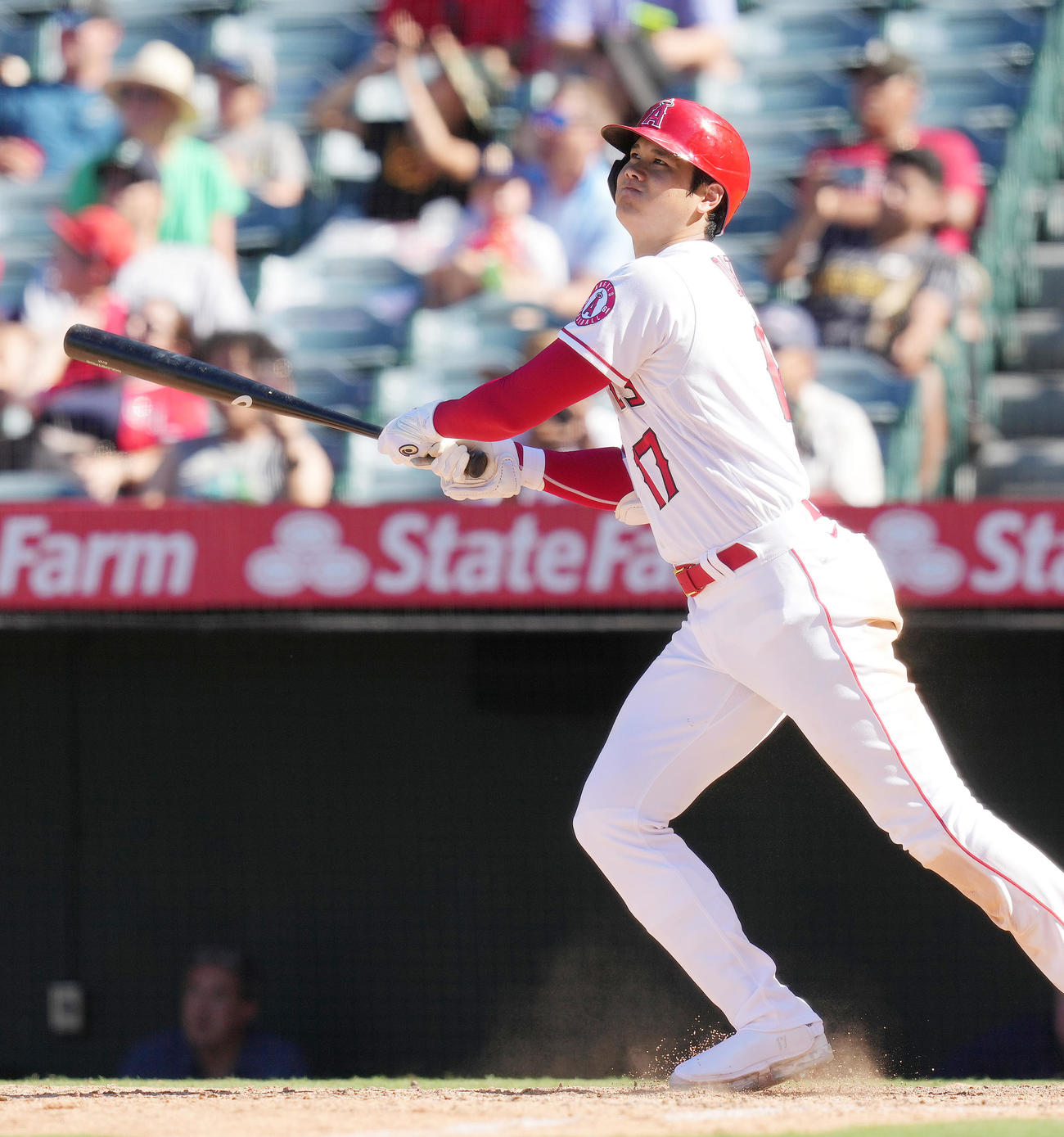 エンゼルス対マリナーズ　9回裏エンゼルス1死一塁、左中間に27号2点本塁打を放つ大谷（撮影・菅敏）