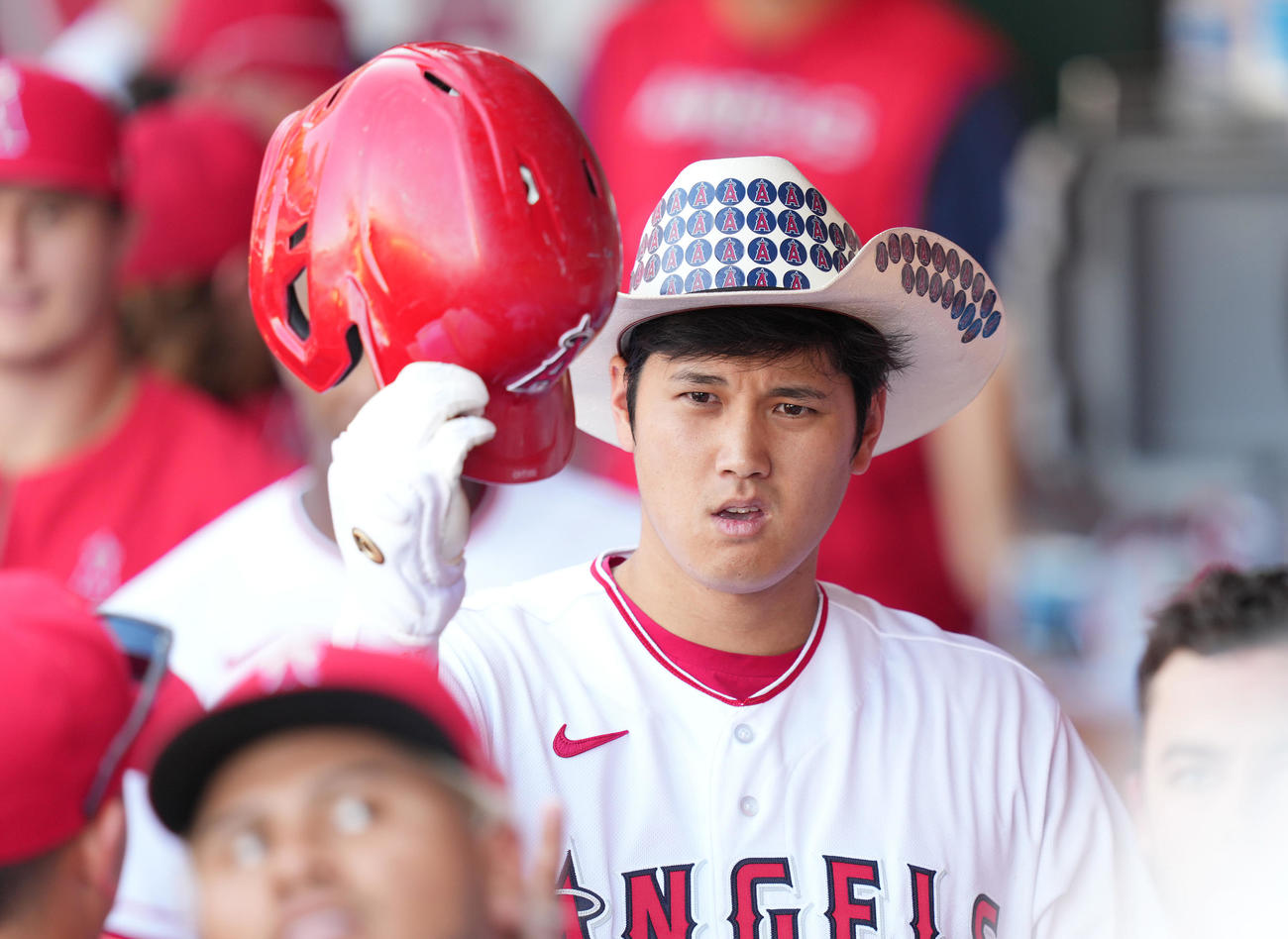 エンゼルス対マリナーズ　9回裏エンゼルス1死一塁、左中間に27号2点本塁打を放ち、ナインに迎えられる大谷（撮影・菅敏）