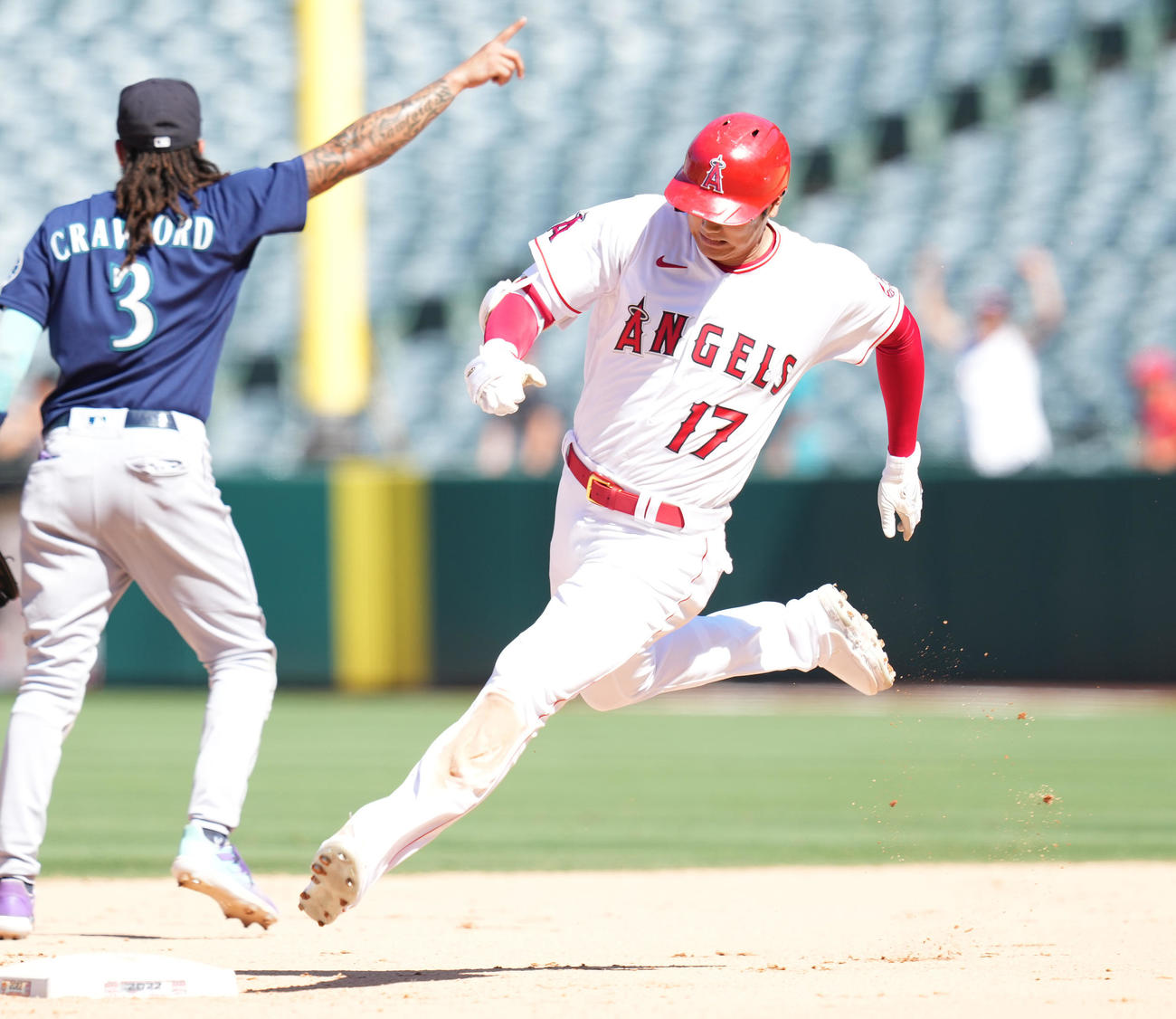 エンゼルス対マリナーズ　7回裏エンゼルス無死一塁、右翼線に適時三塁打を放ち、二塁を駆け回る大谷（撮影・菅敏）