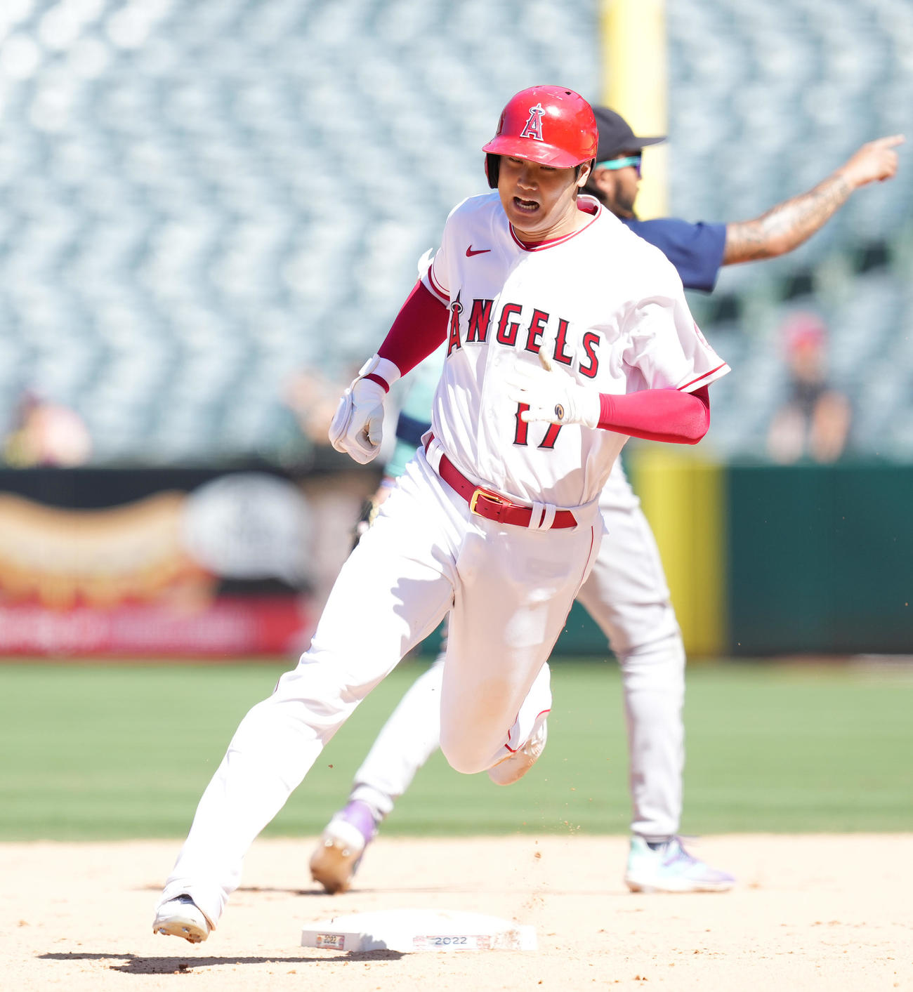 エンゼルス対マリナーズ　7回裏エンゼルス無死一塁、右翼線に適時三塁打を放ち、二塁を駆け回る大谷（撮影・菅敏）