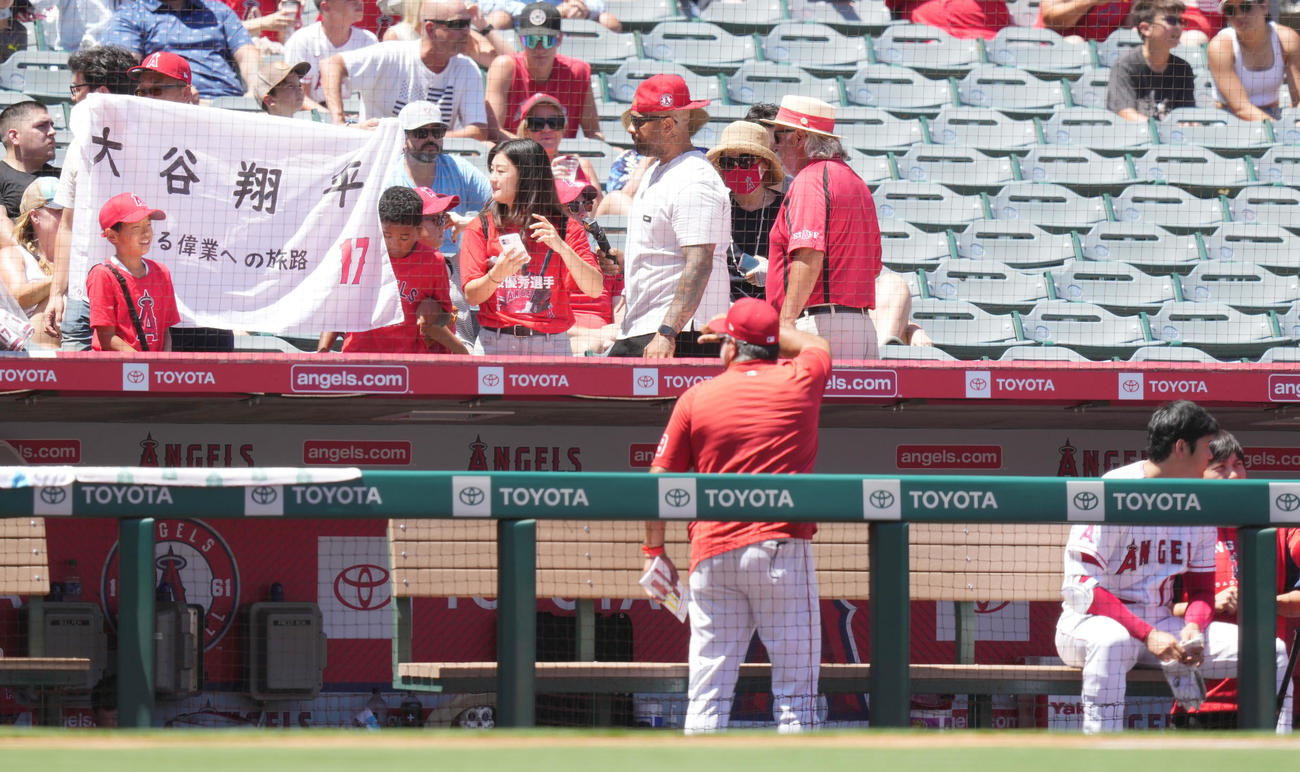 エンゼルス対マリナーズ　試合前、エンゼルス大谷（右）に声援を送るファン（撮影・菅敏）