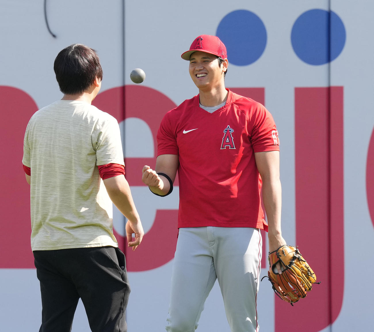 タイガース対エンゼルス　試合前、笑顔で練習するエンゼルス大谷。左は水原通訳（撮影・菅敏）