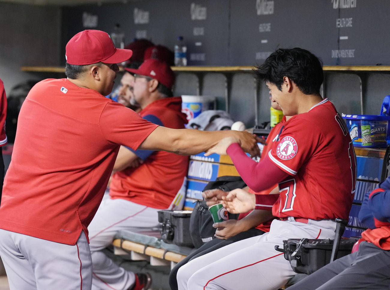 タイガース対エンゼルス　試合中、ベンチでスアレス（左）とじゃれ合う大谷（撮影・菅敏）