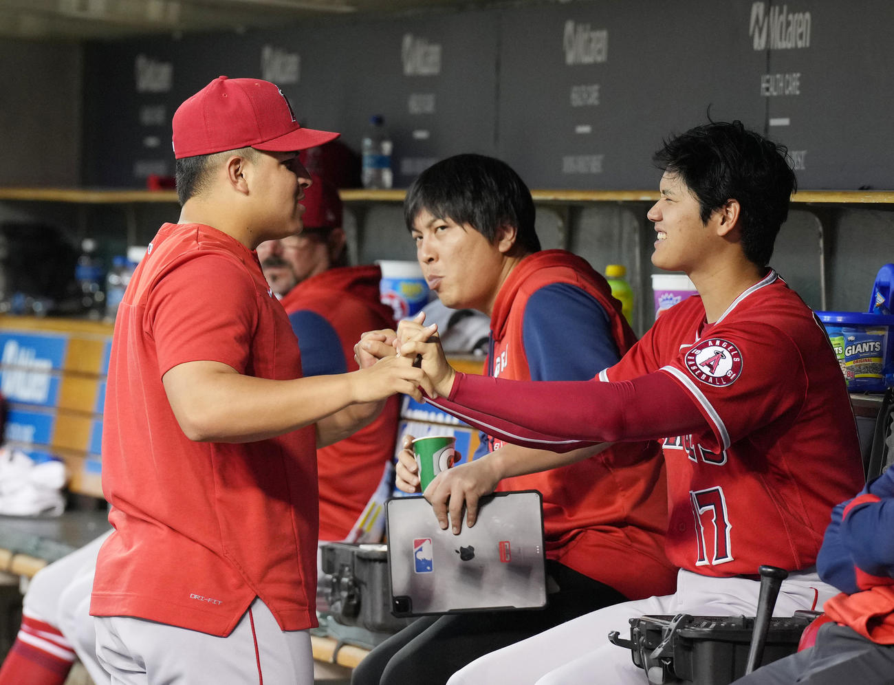 タイガース対エンゼルス　試合中、ベンチでスアレス（左）とじゃれ合う大谷（撮影・菅敏）