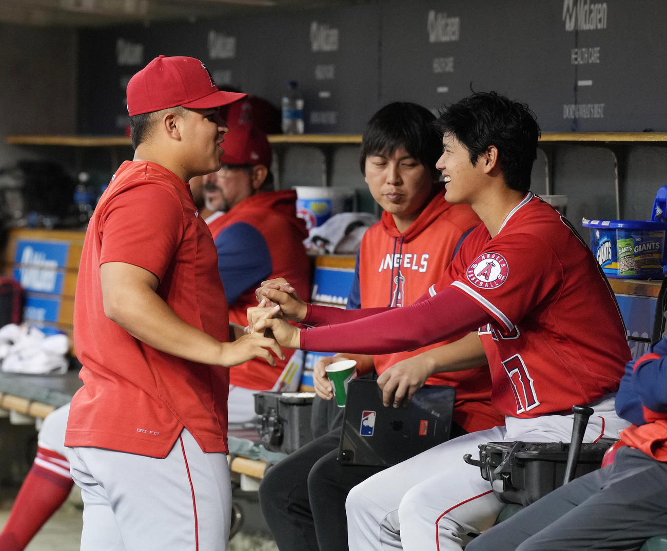 タイガース対エンゼルス　試合中、ベンチでスアレス（左）とじゃれ合う大谷（撮影・菅敏）