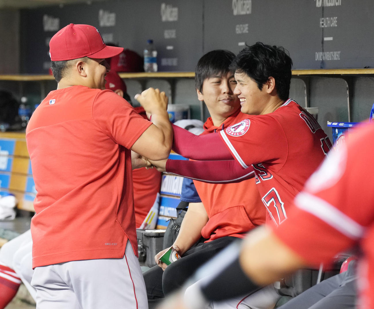 タイガース対エンゼルス　試合中、ベンチでスアレス（左）とじゃれ合う大谷（撮影・菅敏）