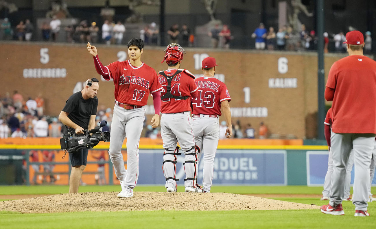 タイガースに勝利し、ナインを迎える大谷（左端）は、マウンドに上がりシャドーピッチングをする（撮影・菅敏）
