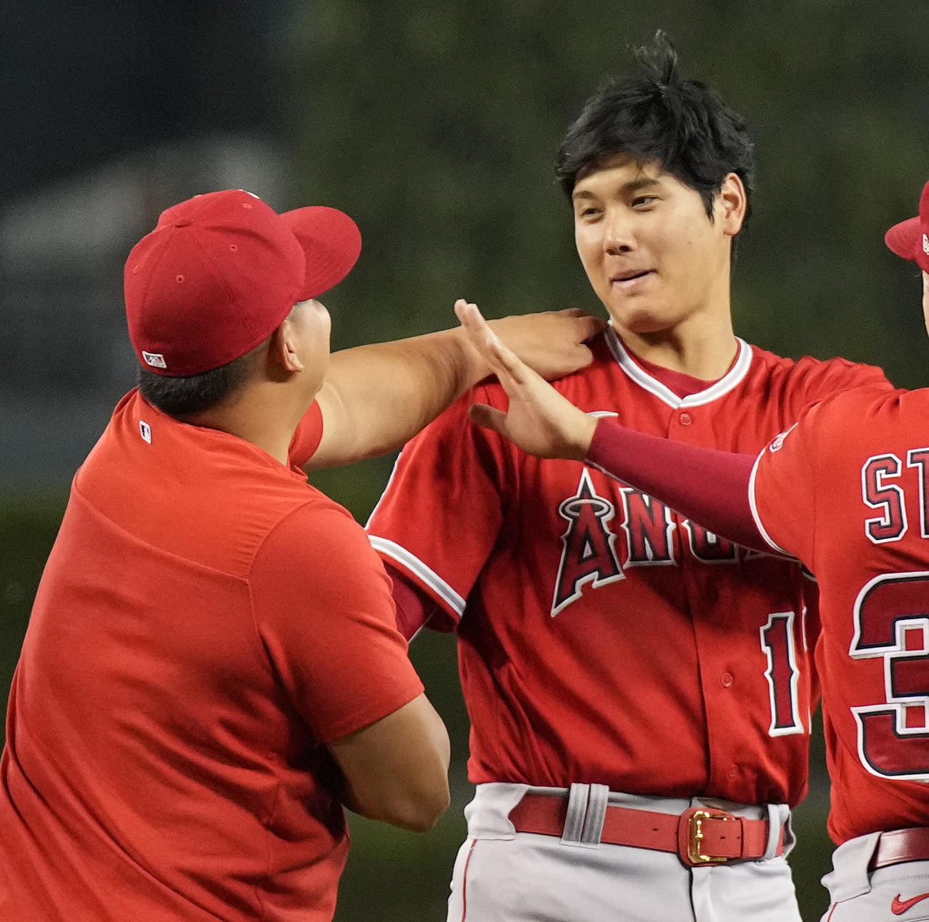 タイガースに勝利し、ナインを迎えるエンゼルス大谷翔平（右）は、ホセ・スアレスと乱闘寸前に！本当はじゃれ合っているだけですよ（撮影・菅敏）