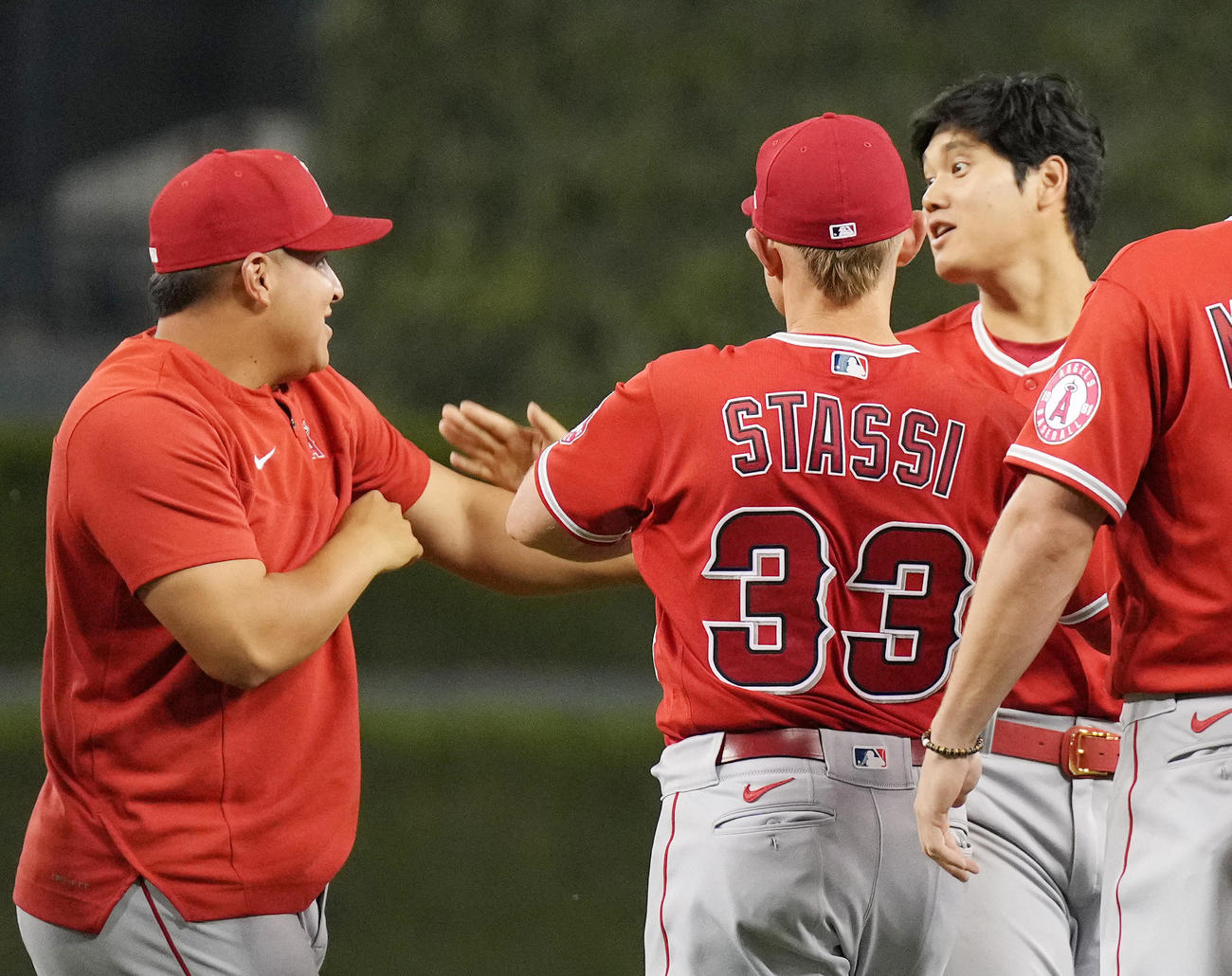 タイガースに勝利し、ナインを迎えるエンゼルス大谷翔平（右）は、スアレスと乱闘寸前に！本当はじゃれ合っているだけですよ（撮影・菅敏）