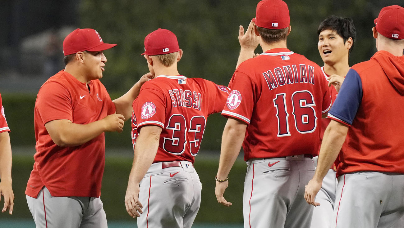 タイガースに勝利し、ナインを迎えるエンゼルス大谷翔平（右）は、スアレス（左端）と乱闘寸前に！本当はじゃれ合っているだけですよ（撮影・菅敏）